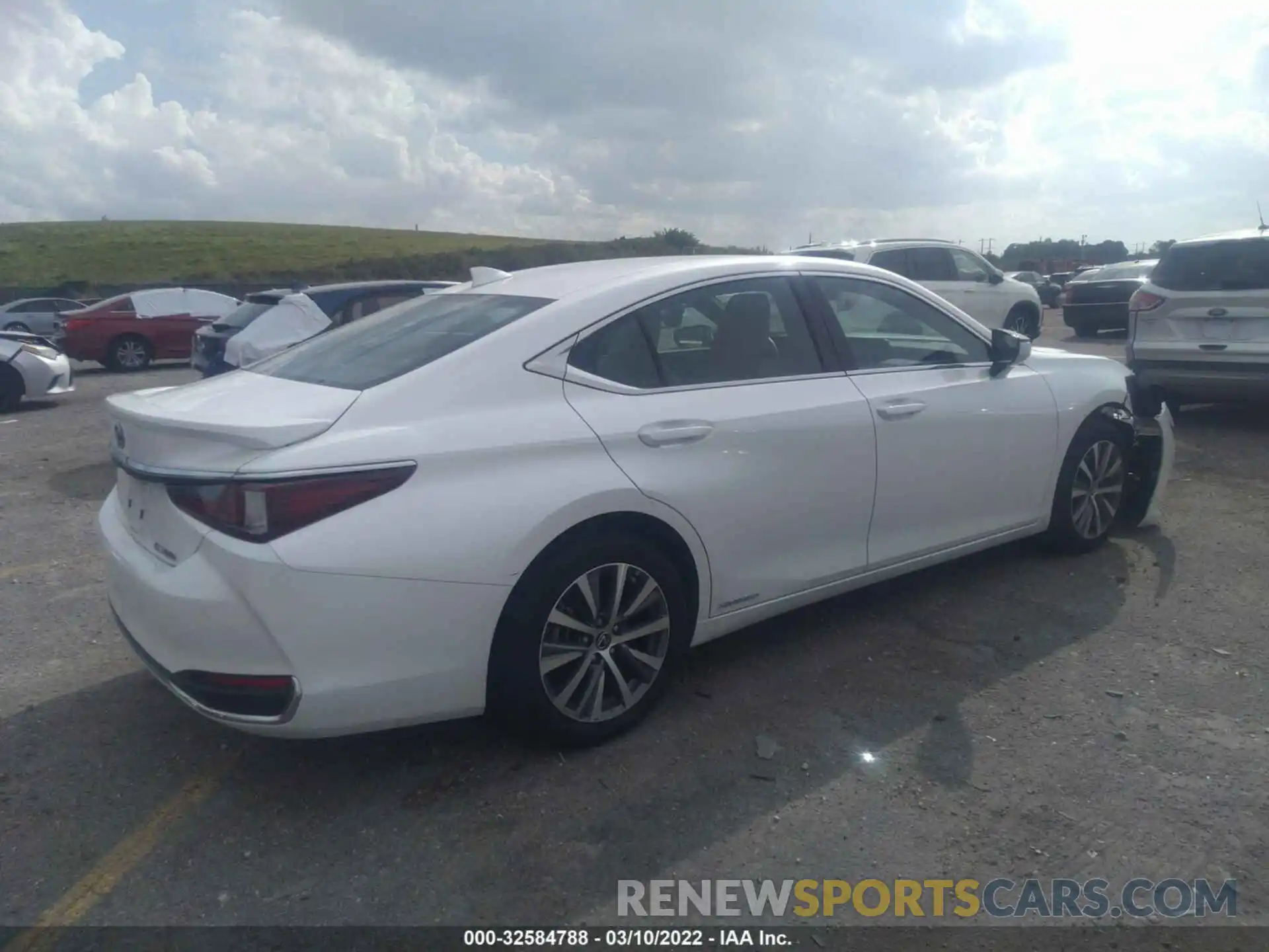 4 Photograph of a damaged car 58AD21B16LU011688 LEXUS ES 2020