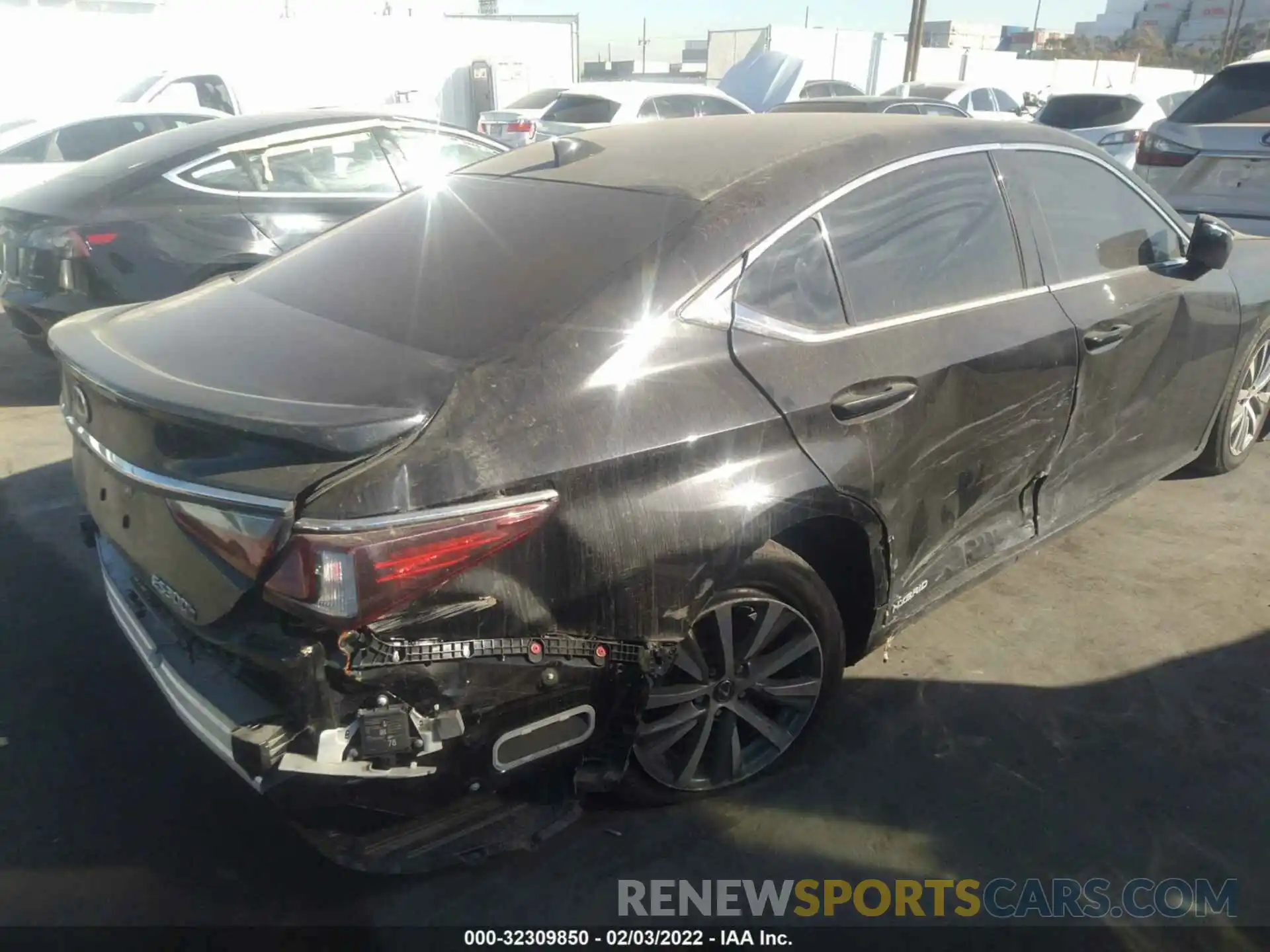 4 Photograph of a damaged car 58AD21B17LU008573 LEXUS ES 2020