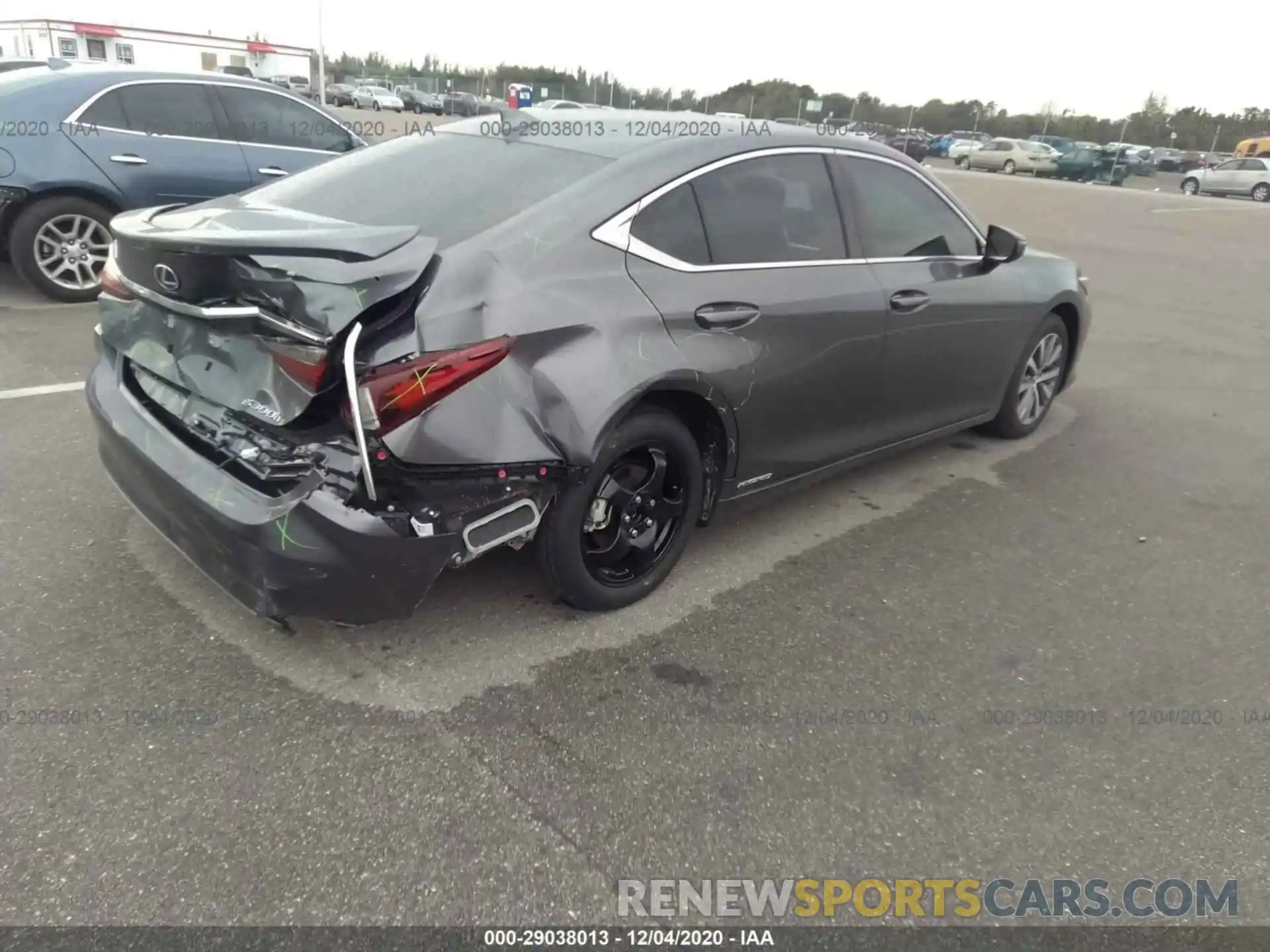 4 Photograph of a damaged car 58AD21B19LU010468 LEXUS ES 2020