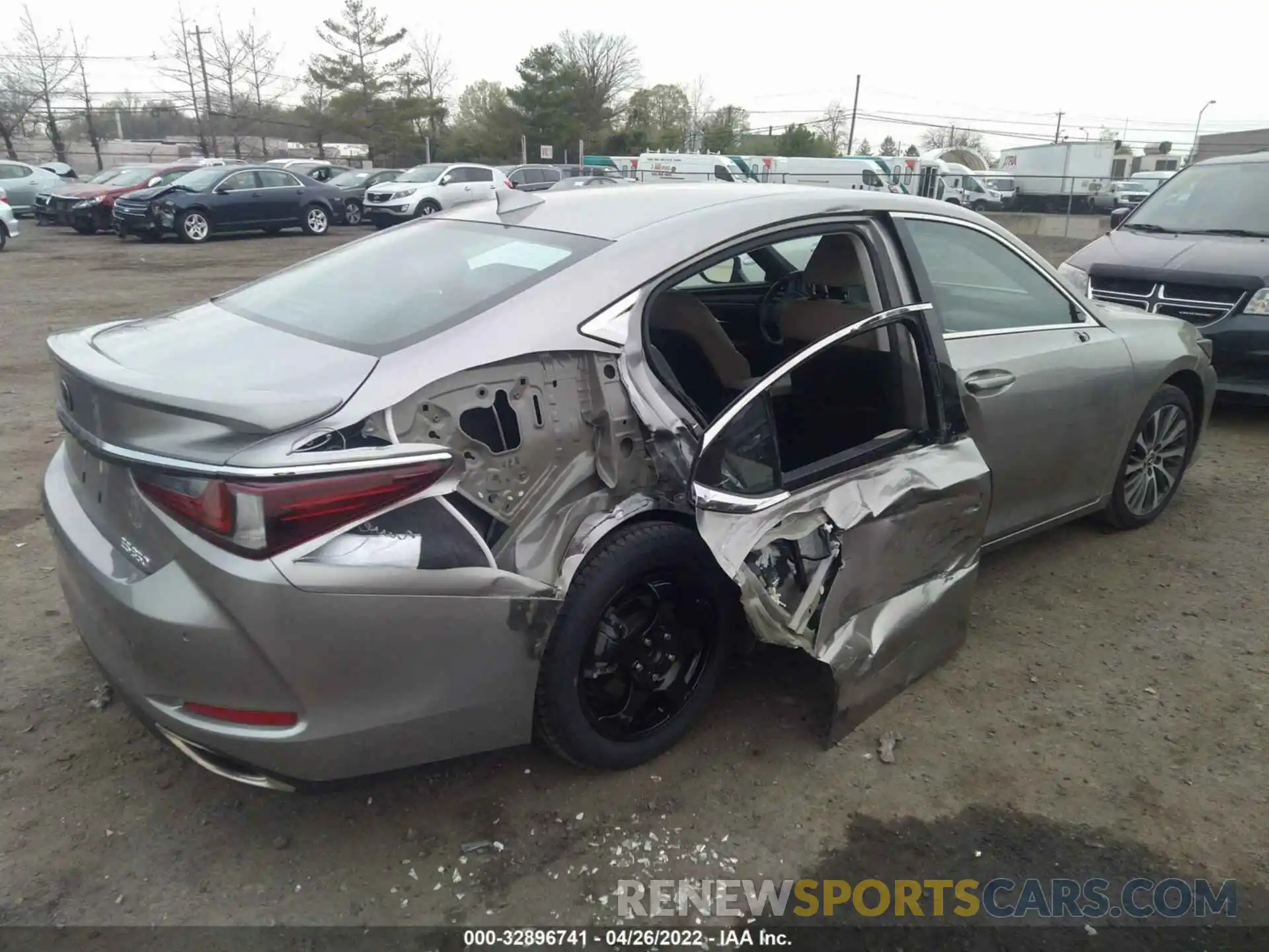 4 Photograph of a damaged car 58ADZ1B10LU076788 LEXUS ES 2020