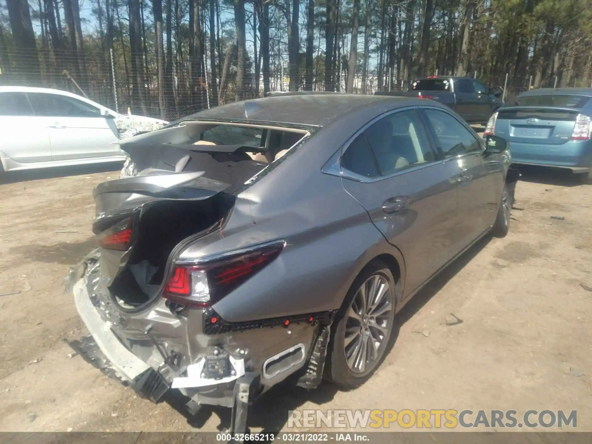 4 Photograph of a damaged car 58ADZ1B19LU076563 LEXUS ES 2020