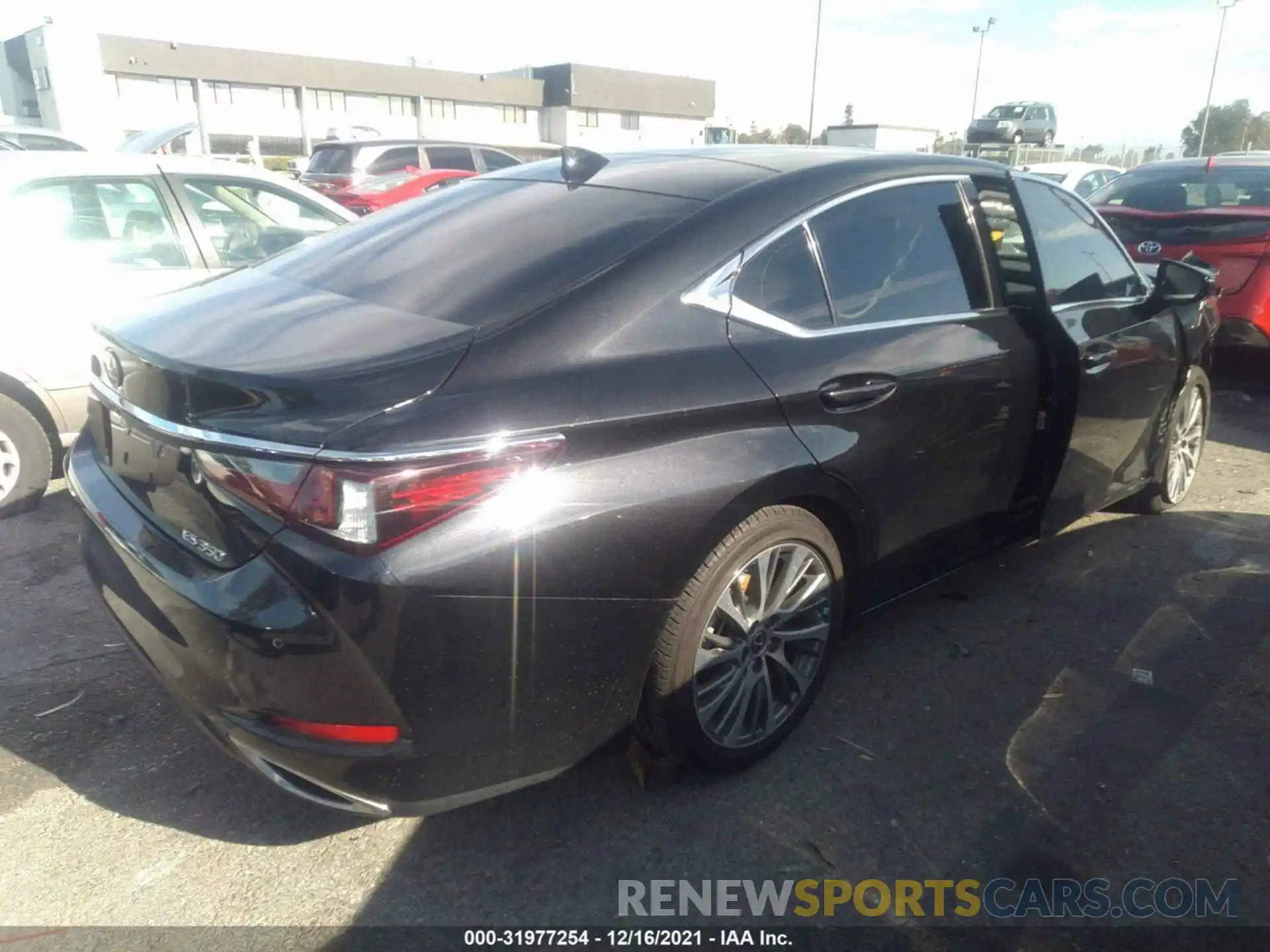 4 Photograph of a damaged car 58ADZ1B19LU081813 LEXUS ES 2020