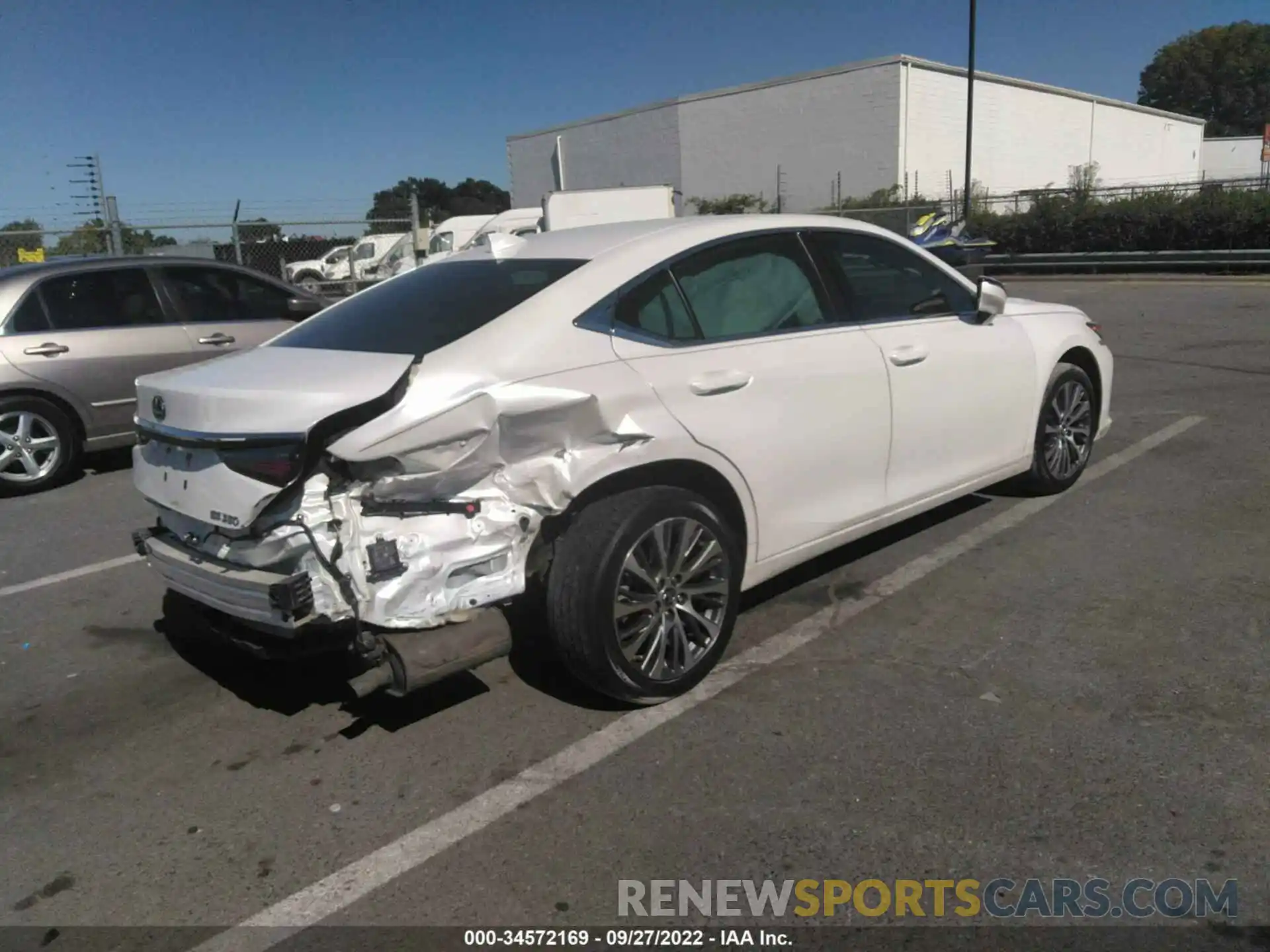 4 Photograph of a damaged car 58AEZ1B15LU072109 LEXUS ES 2020