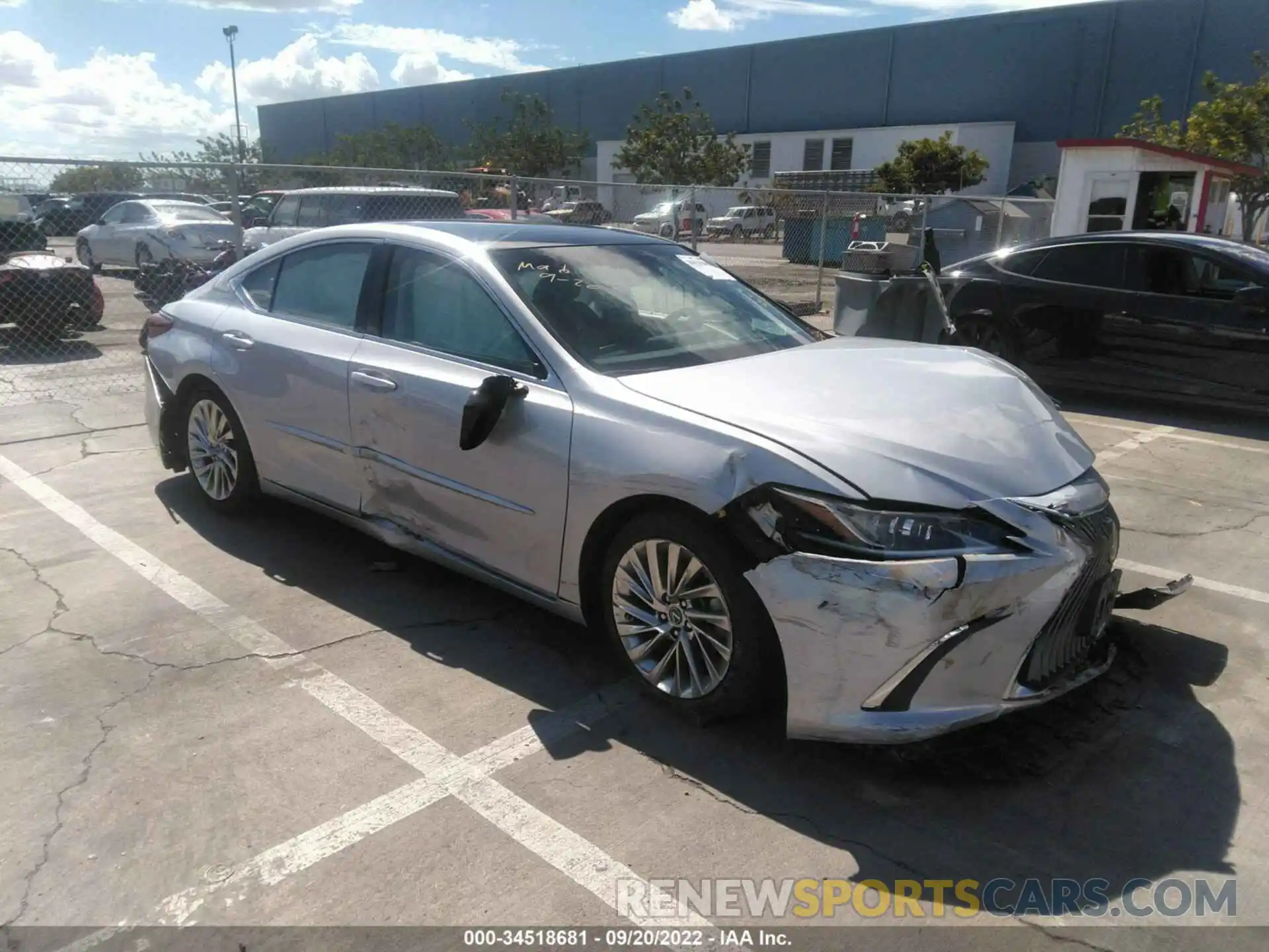 1 Photograph of a damaged car 58AEZ1B18LU075070 LEXUS ES 2020