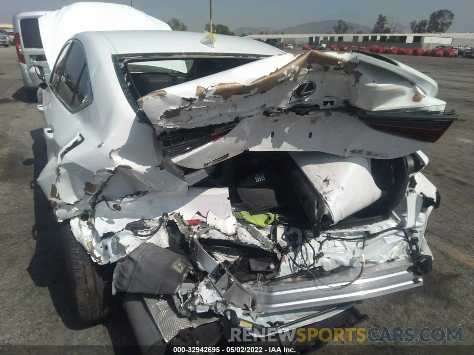 6 Photograph of a damaged car 58AGZ1B11LU071063 LEXUS ES 2020