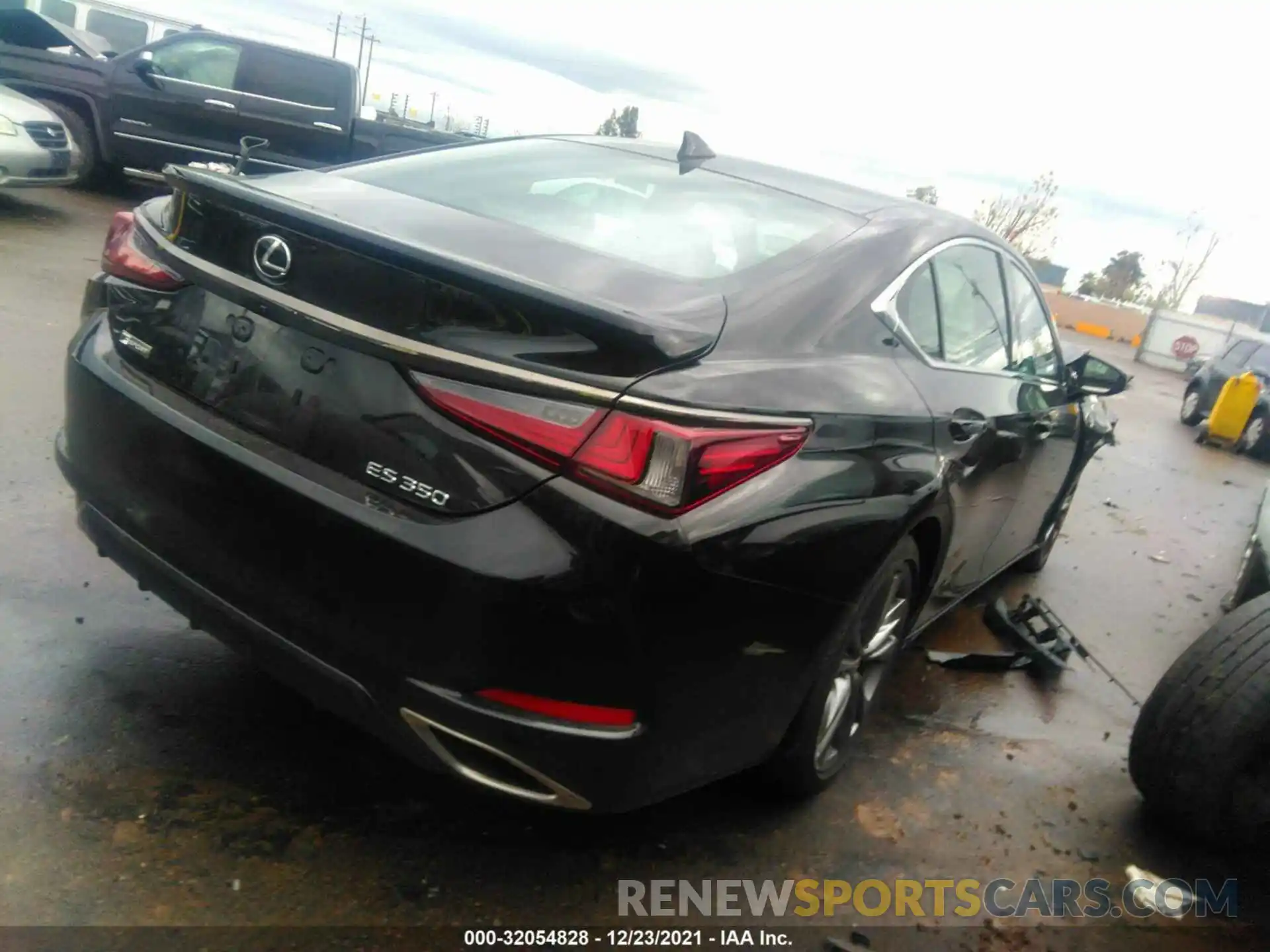 4 Photograph of a damaged car 58AGZ1B15LU058591 LEXUS ES 2020