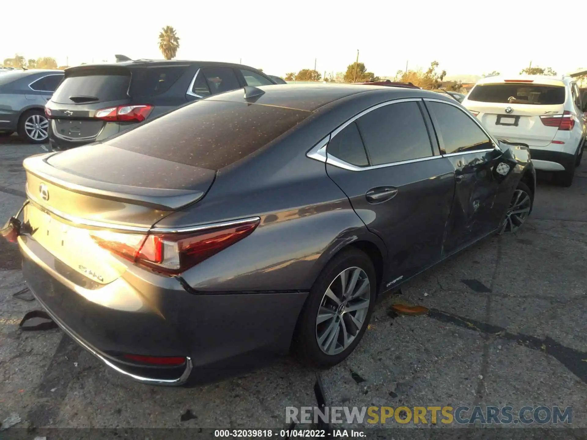 4 Photograph of a damaged car 58ACA1C12MU006695 LEXUS ES 2021