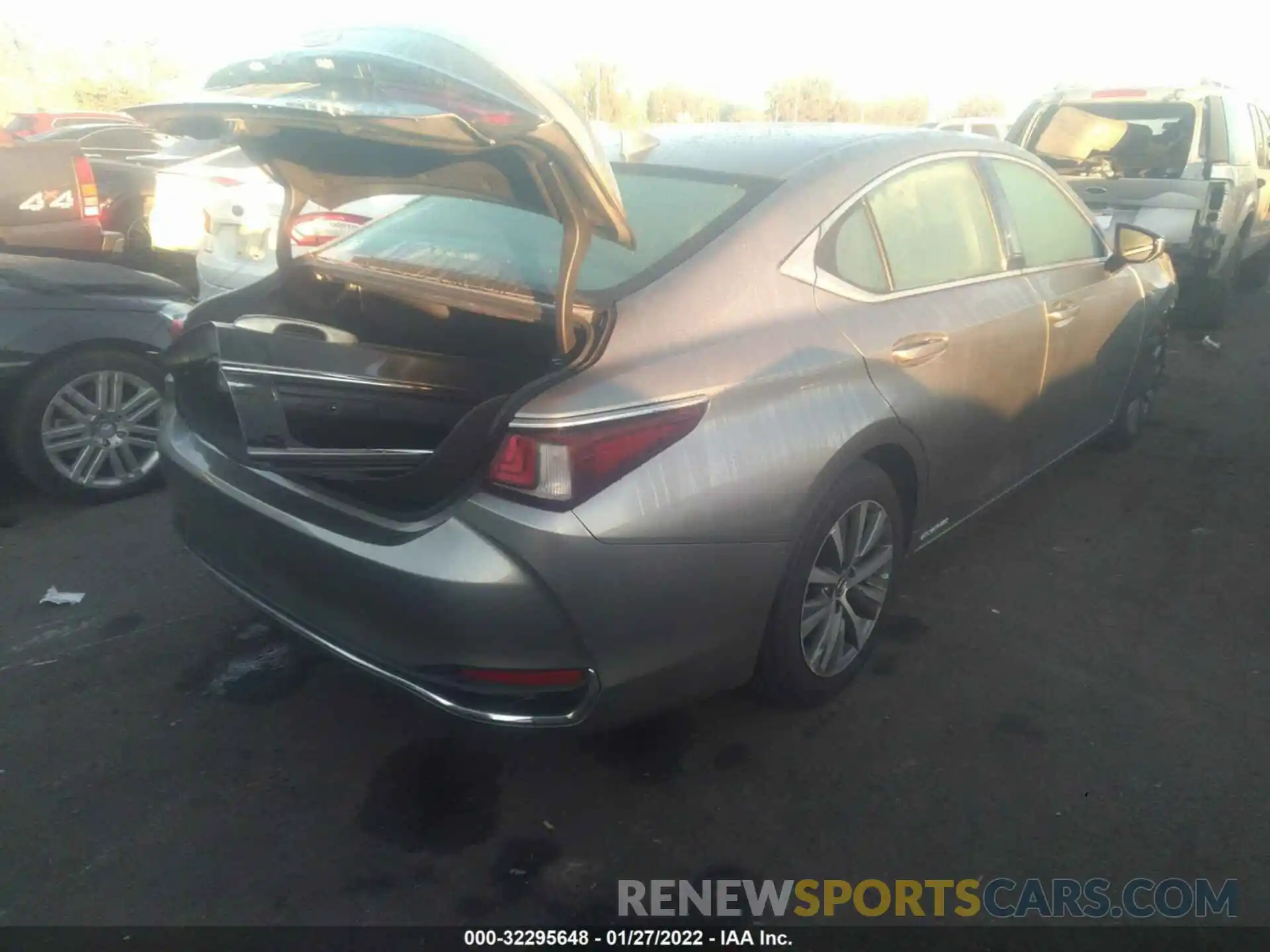 4 Photograph of a damaged car 58ACA1C15MU003807 LEXUS ES 2021