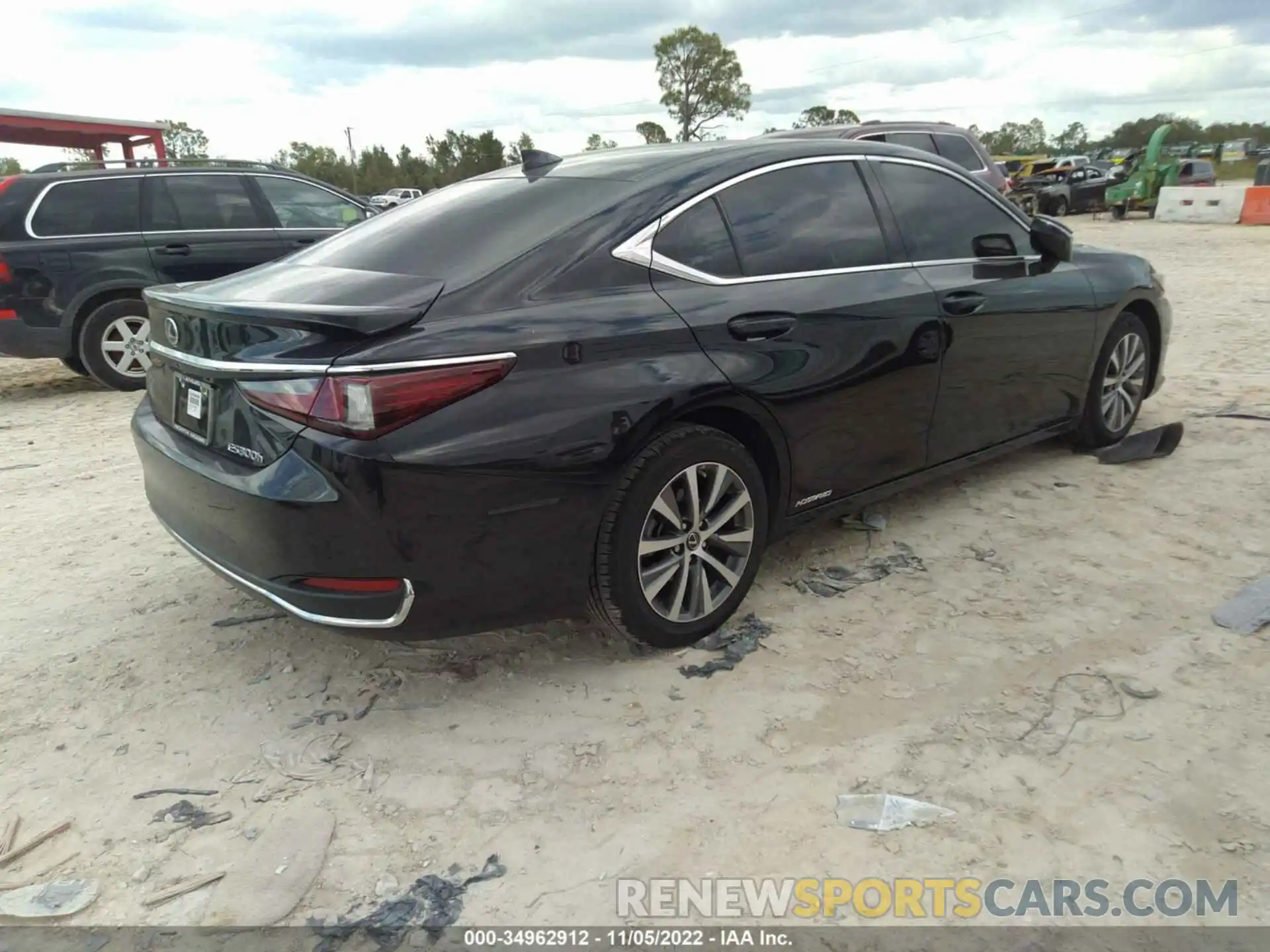 4 Photograph of a damaged car 58ADA1C12MU001677 LEXUS ES 2021