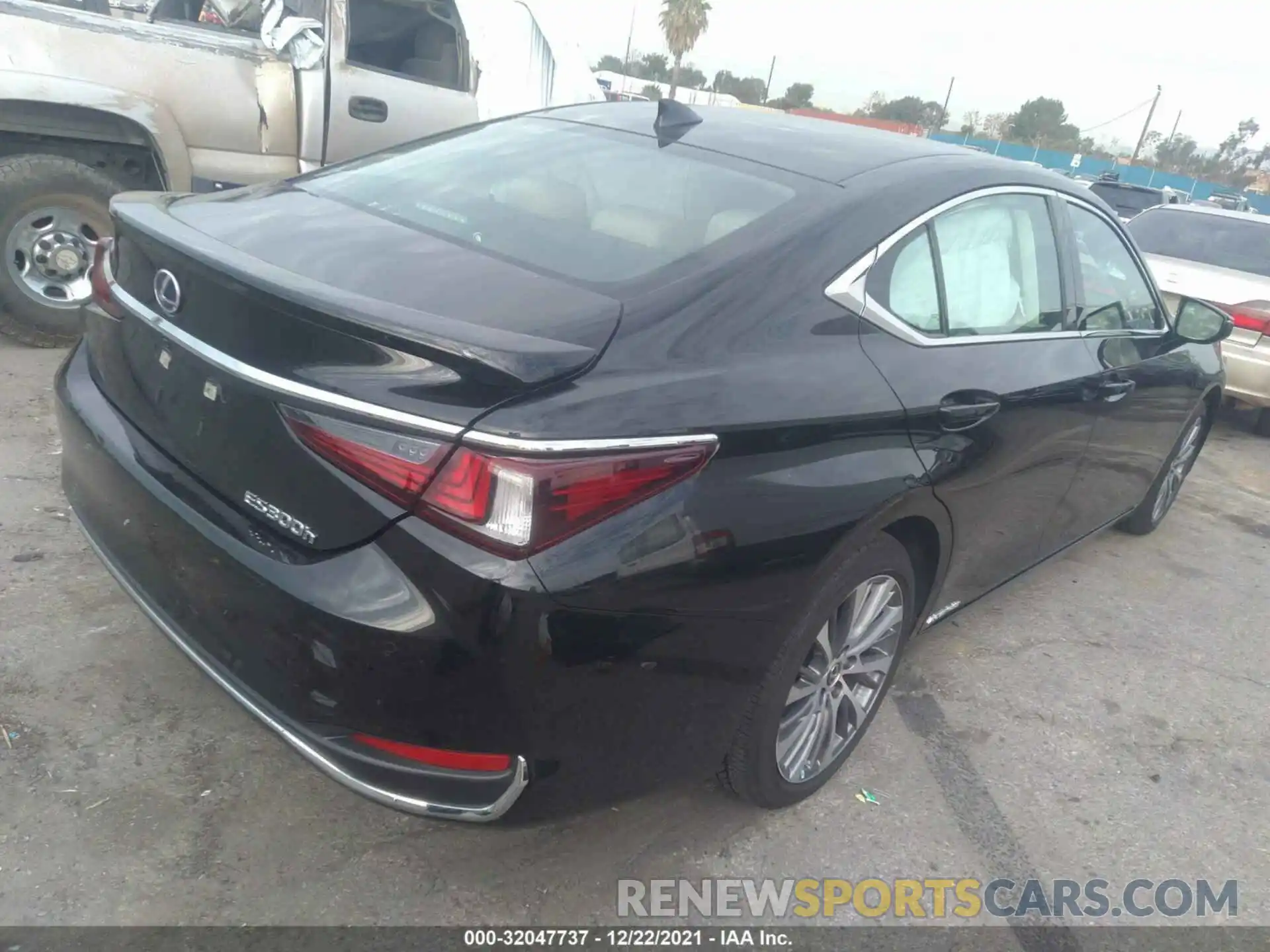 4 Photograph of a damaged car 58ADA1C12MU007320 LEXUS ES 2021