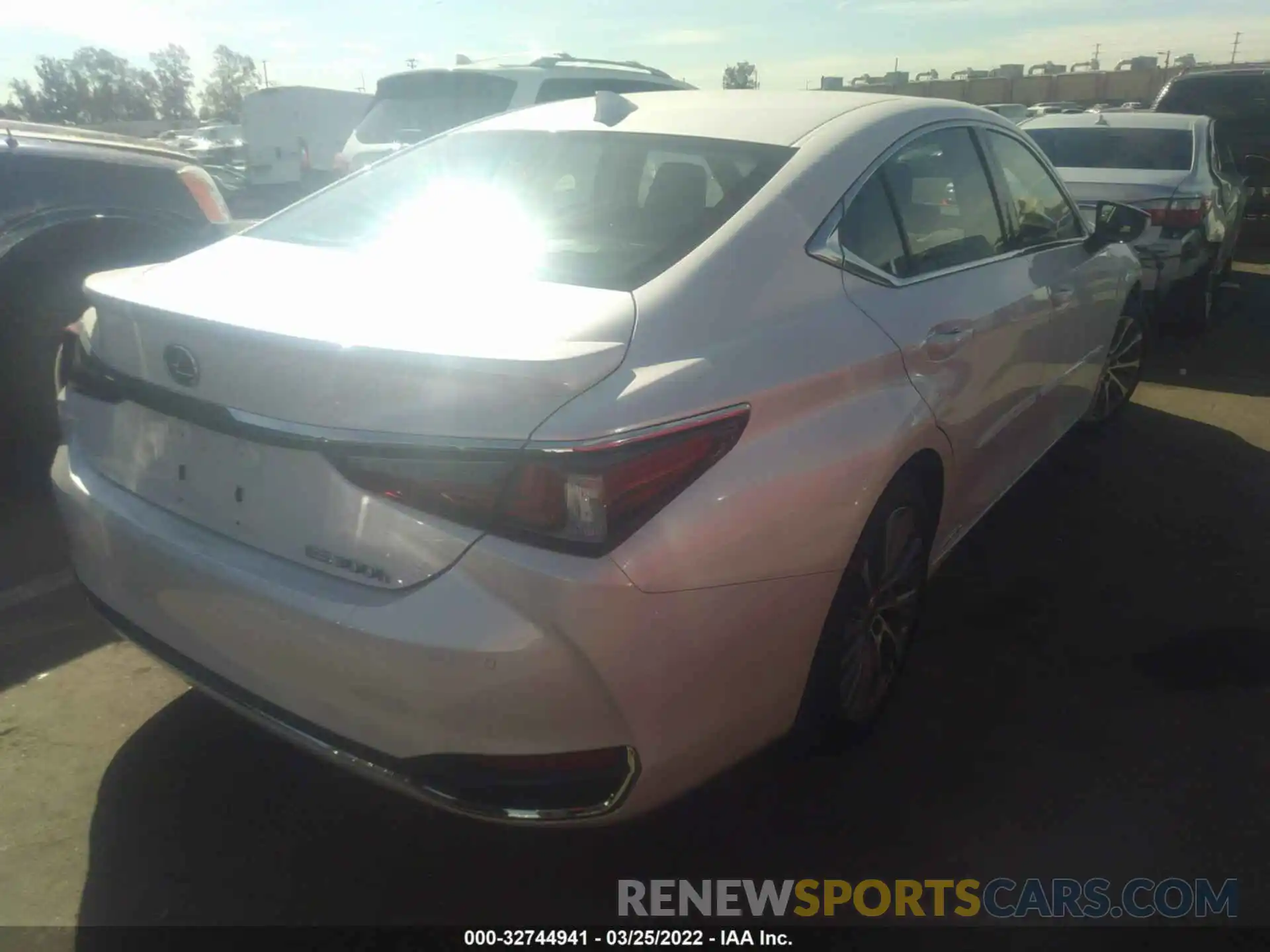 4 Photograph of a damaged car 58ADA1C15MU001740 LEXUS ES 2021