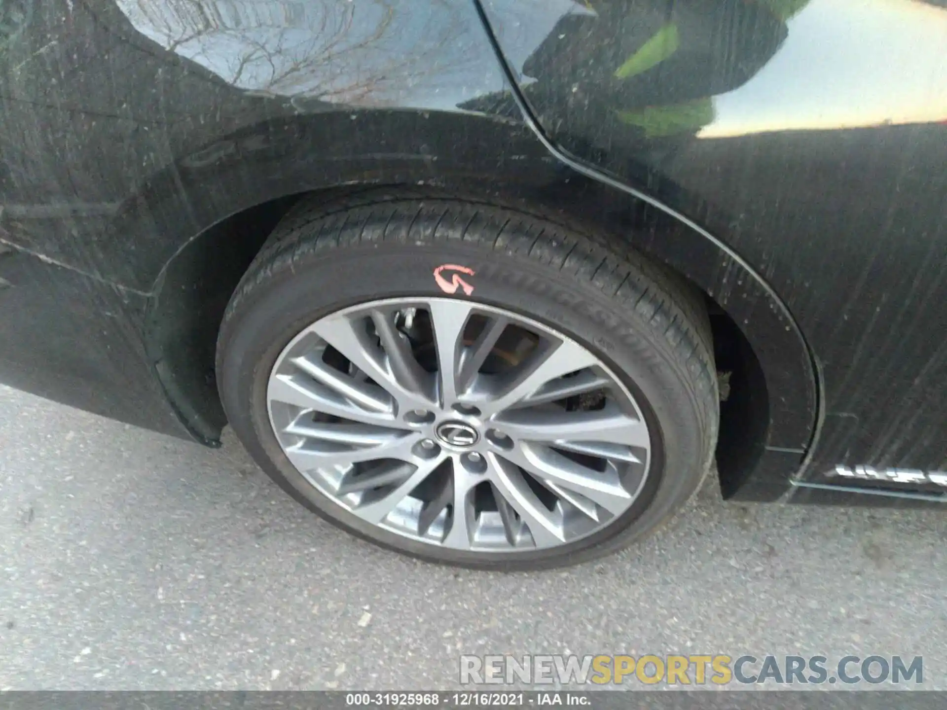 10 Photograph of a damaged car 58ADA1C19MU003586 LEXUS ES 2021