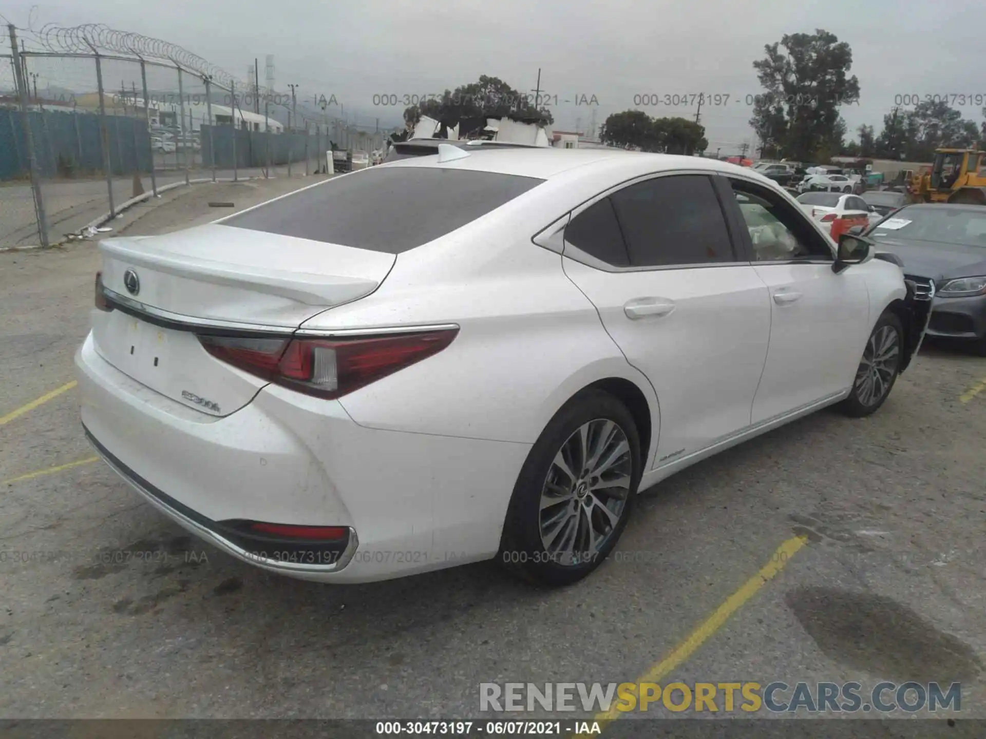 4 Photograph of a damaged car 58ADA1C19MU004964 LEXUS ES 2021