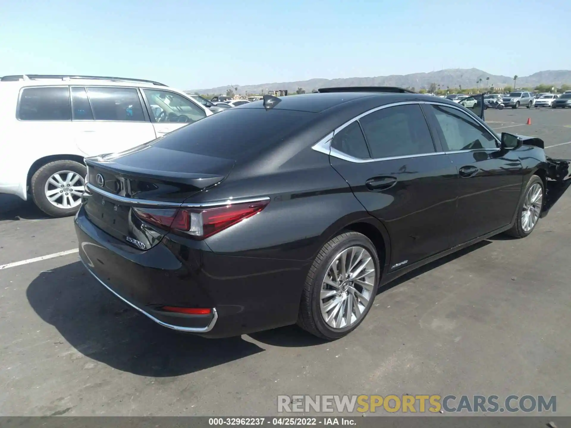 4 Photograph of a damaged car 58AEA1C14MU004343 LEXUS ES 2021