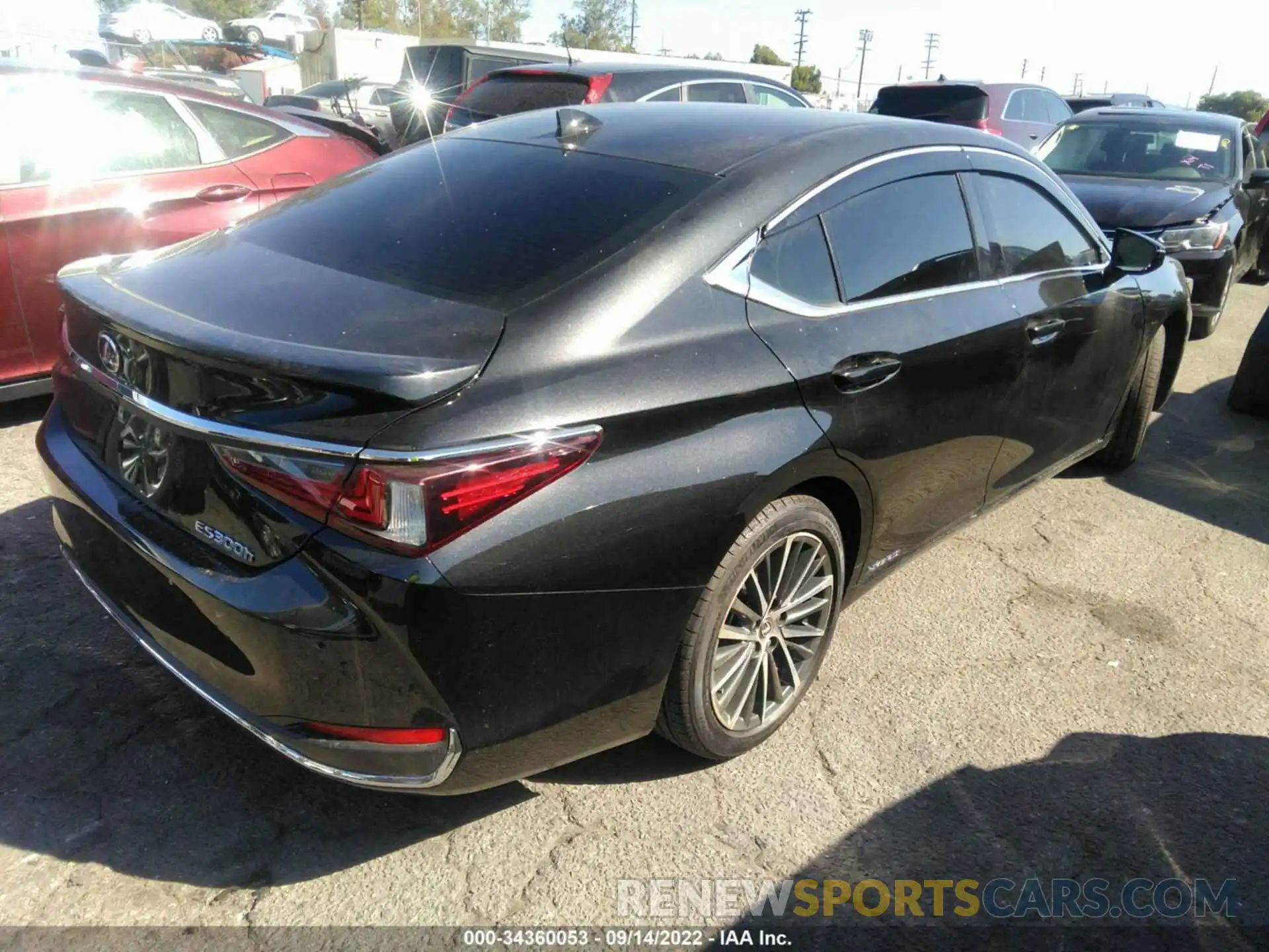 4 Photograph of a damaged car 58ADA1C12NU018013 LEXUS ES 2022