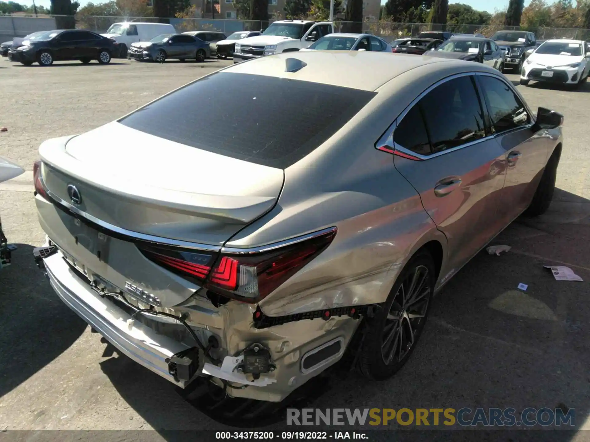 4 Photograph of a damaged car 58ADA1C13NU019817 LEXUS ES 2022