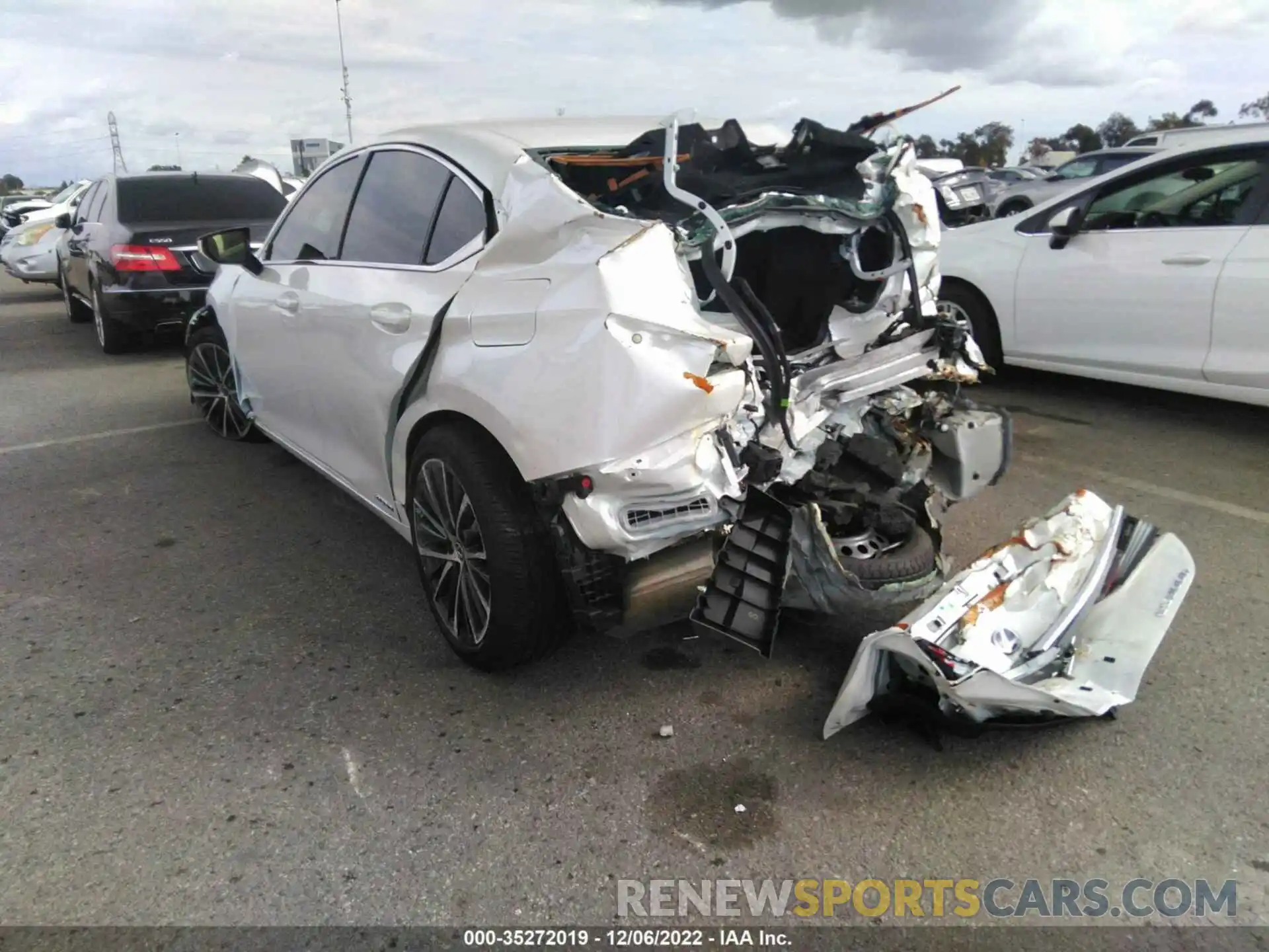 3 Photograph of a damaged car 58ADA1C15NU023383 LEXUS ES 2022