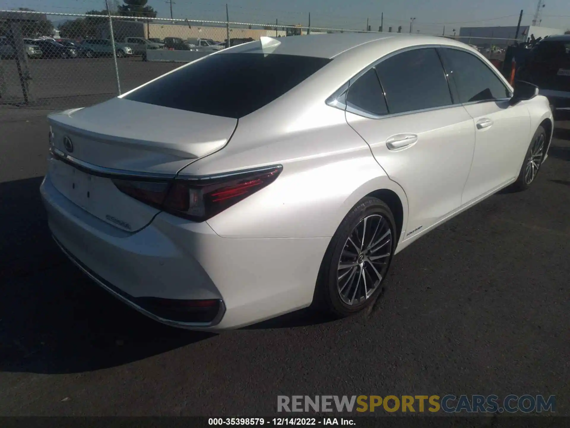 4 Photograph of a damaged car 58ADA1C17NU015883 LEXUS ES 2022