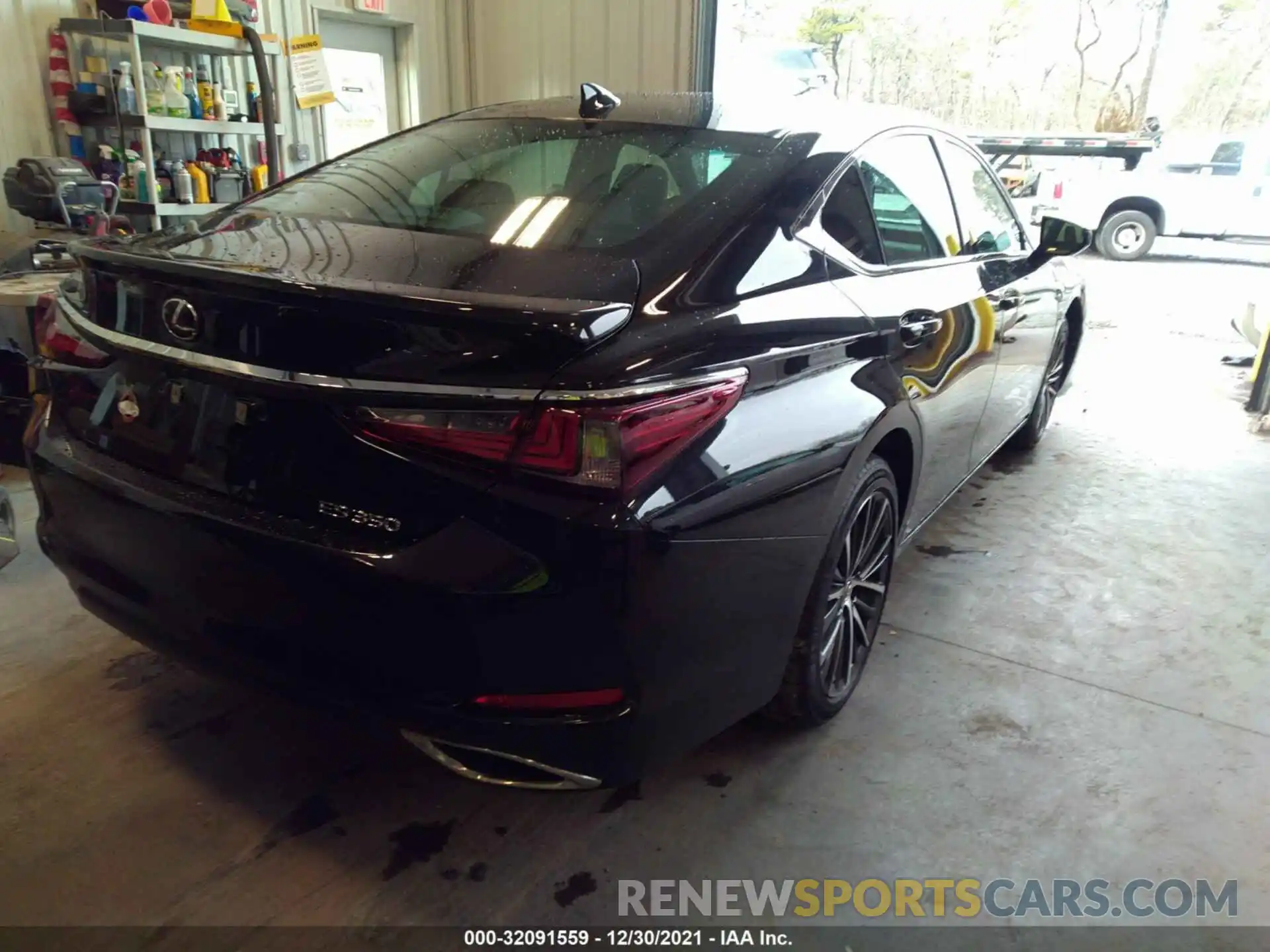 4 Photograph of a damaged car 58ADZ1B17NU111975 LEXUS ES 2022