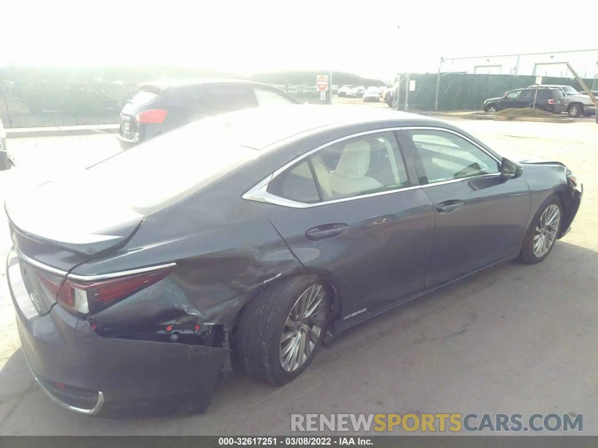 4 Photograph of a damaged car 58AEA1C15NU013327 LEXUS ES 2022