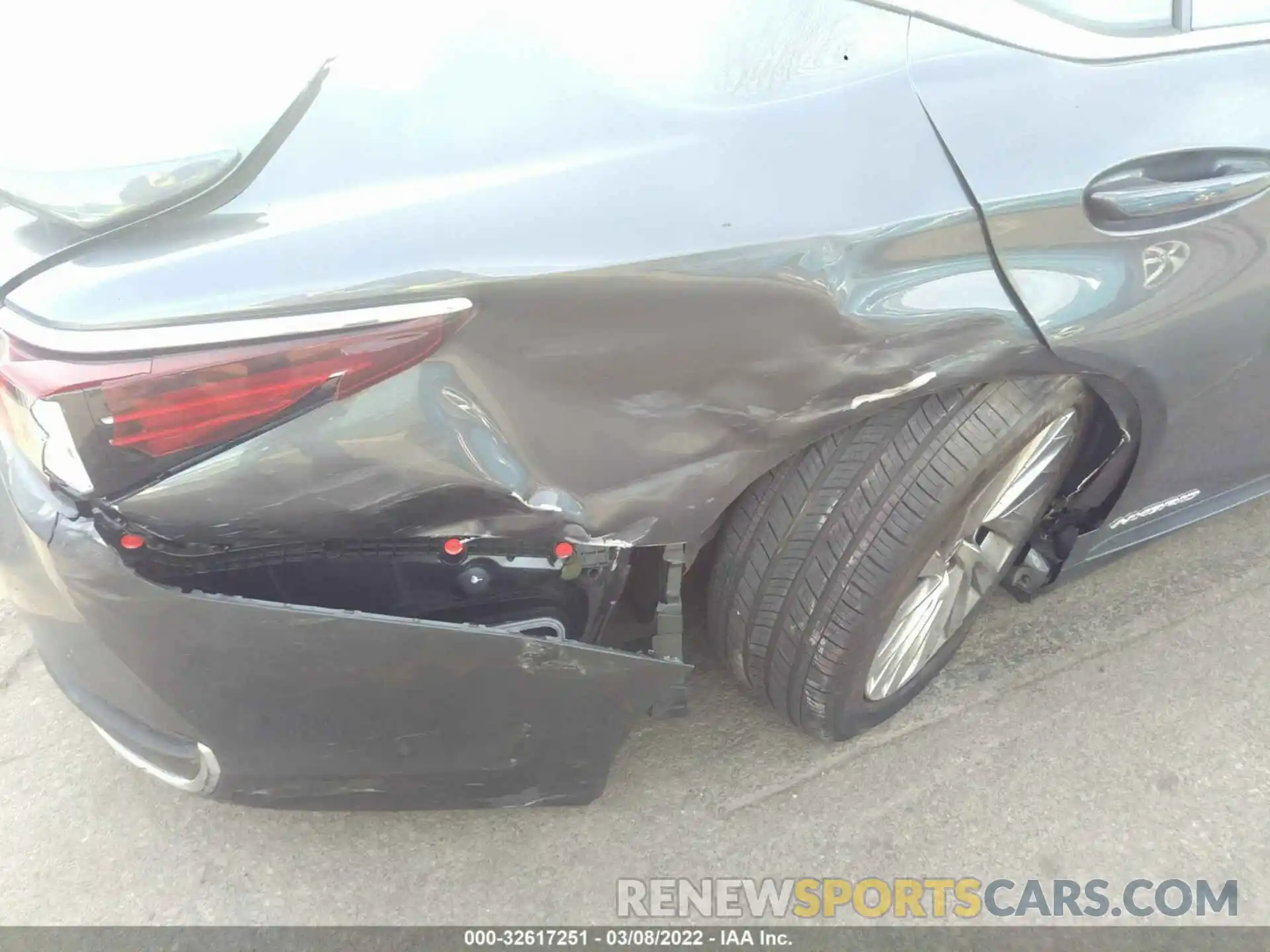 6 Photograph of a damaged car 58AEA1C15NU013327 LEXUS ES 2022