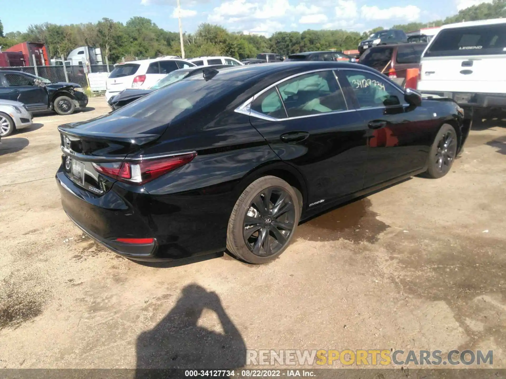 4 Photograph of a damaged car 58AGA1C1XNU023652 LEXUS ES 2022