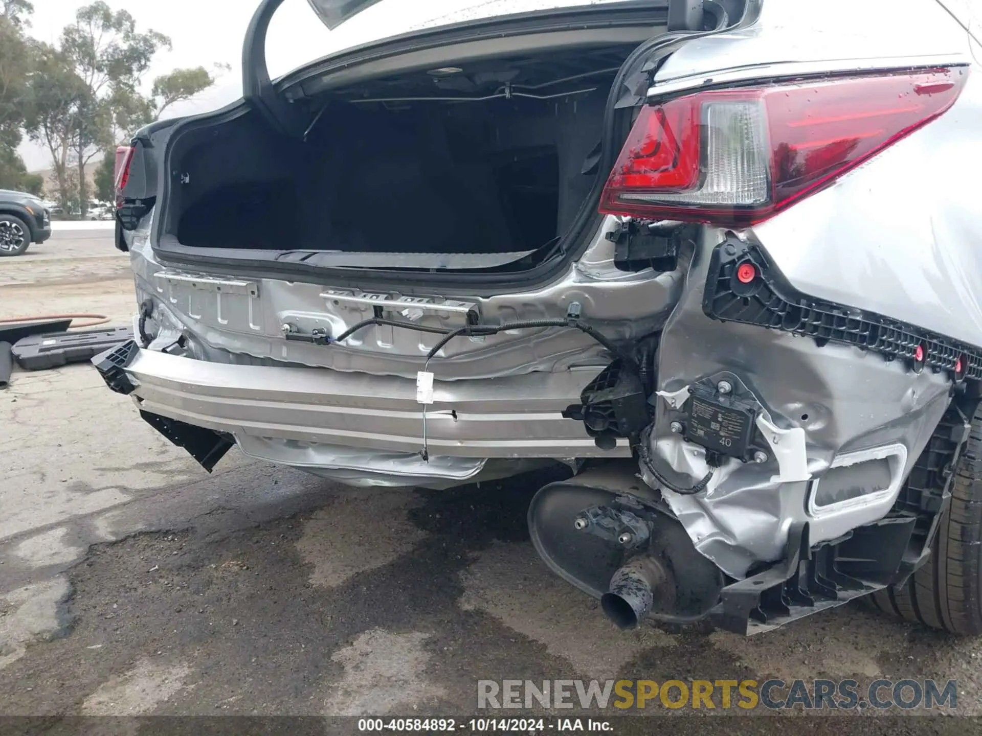 18 Photograph of a damaged car 58ADZ1B11RU173667 LEXUS ES 2024