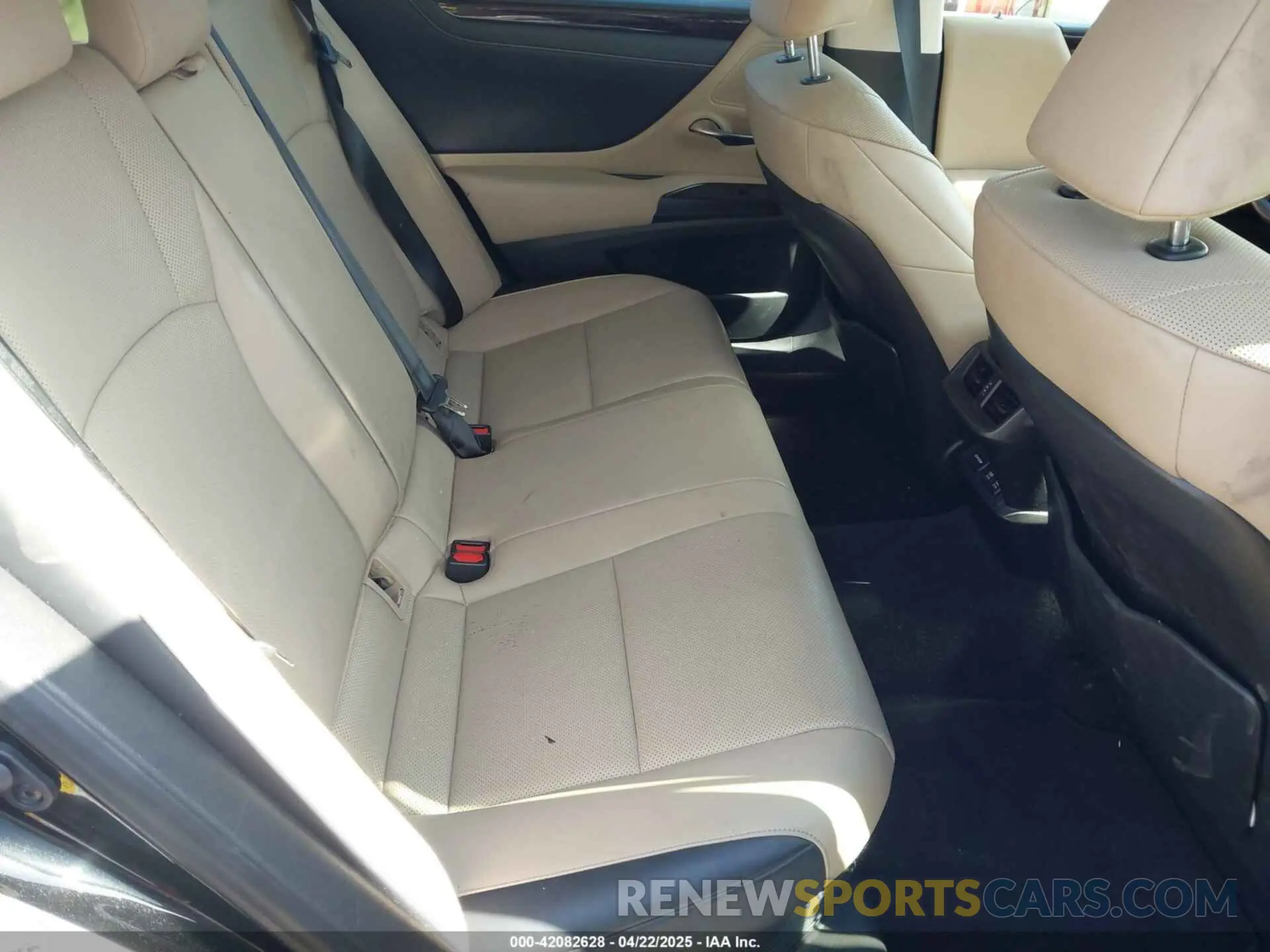 8 Photograph of a damaged car JTHB21B11K2024098 LEXUS ES 300H 2019