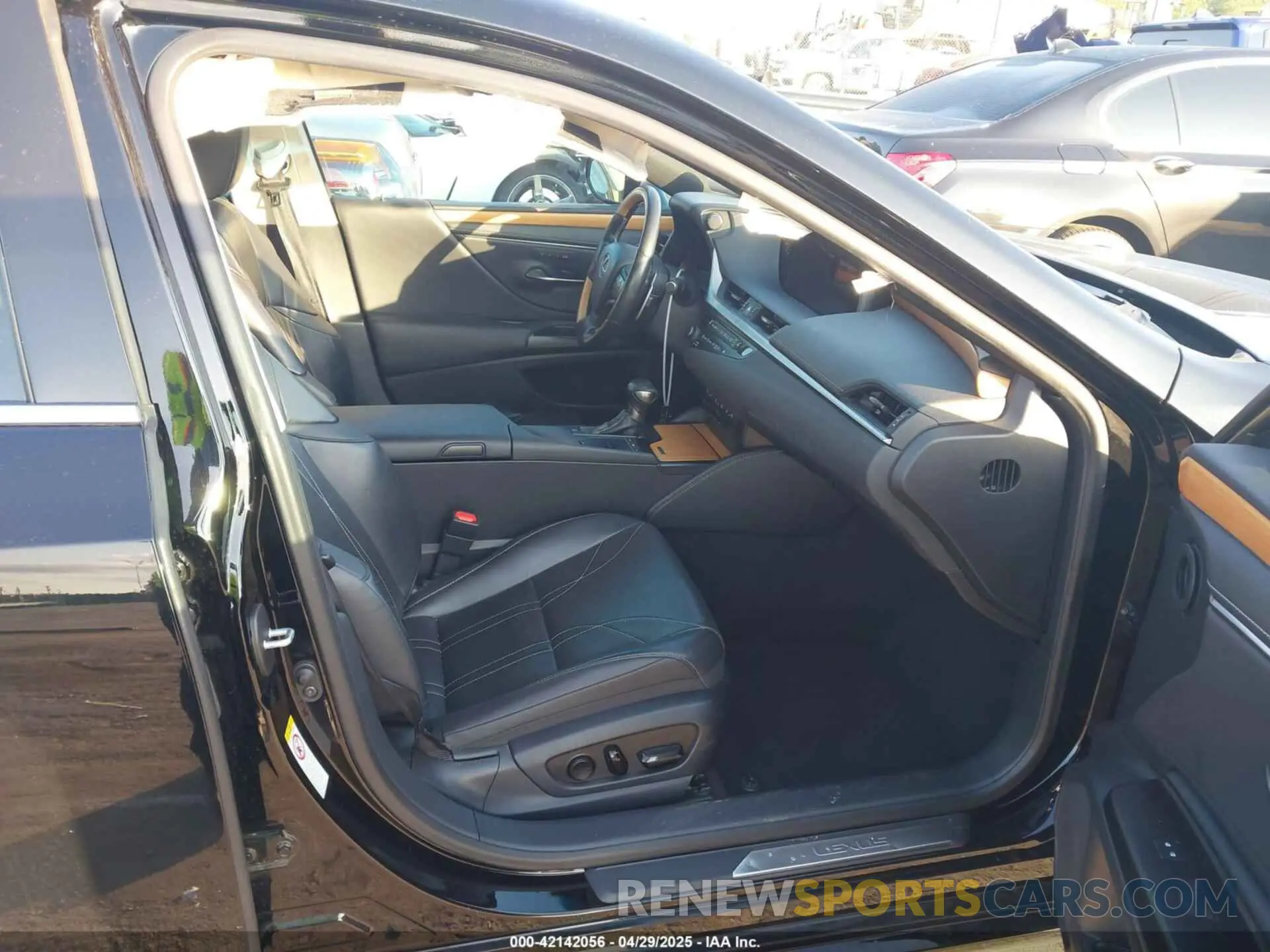 5 Photograph of a damaged car JTHB21B1XK2016825 LEXUS ES 300H 2019