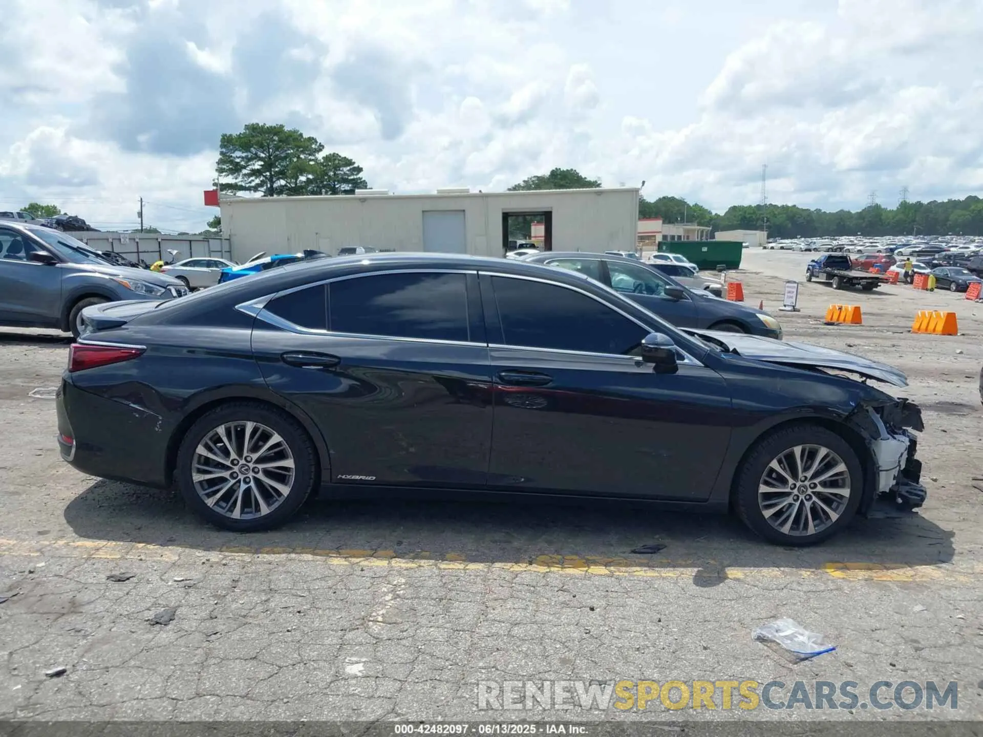 14 Photograph of a damaged car 58AD21B15LU007910 LEXUS ES 300H 2020