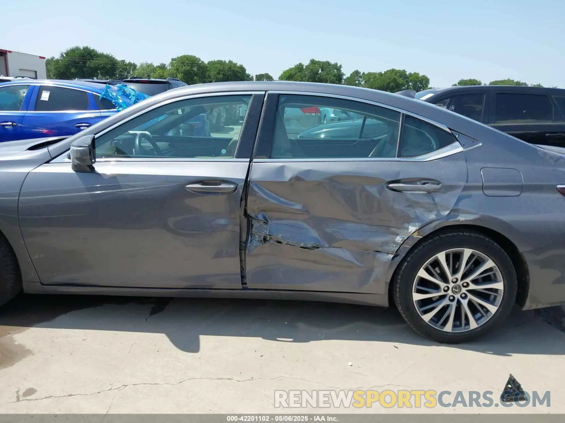 14 Photograph of a damaged car 58AD21B1XLU005778 LEXUS ES 300H 2020