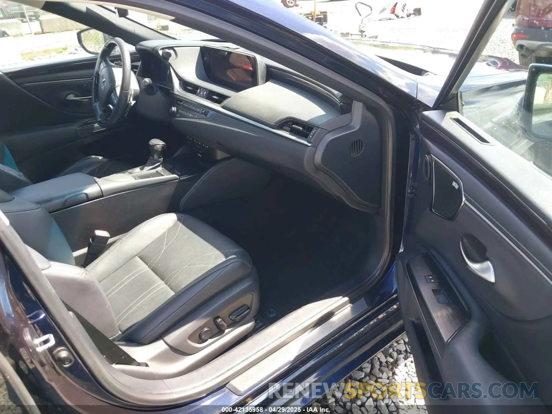 5 Photograph of a damaged car 58AE21B12LU011806 LEXUS ES 300H 2020