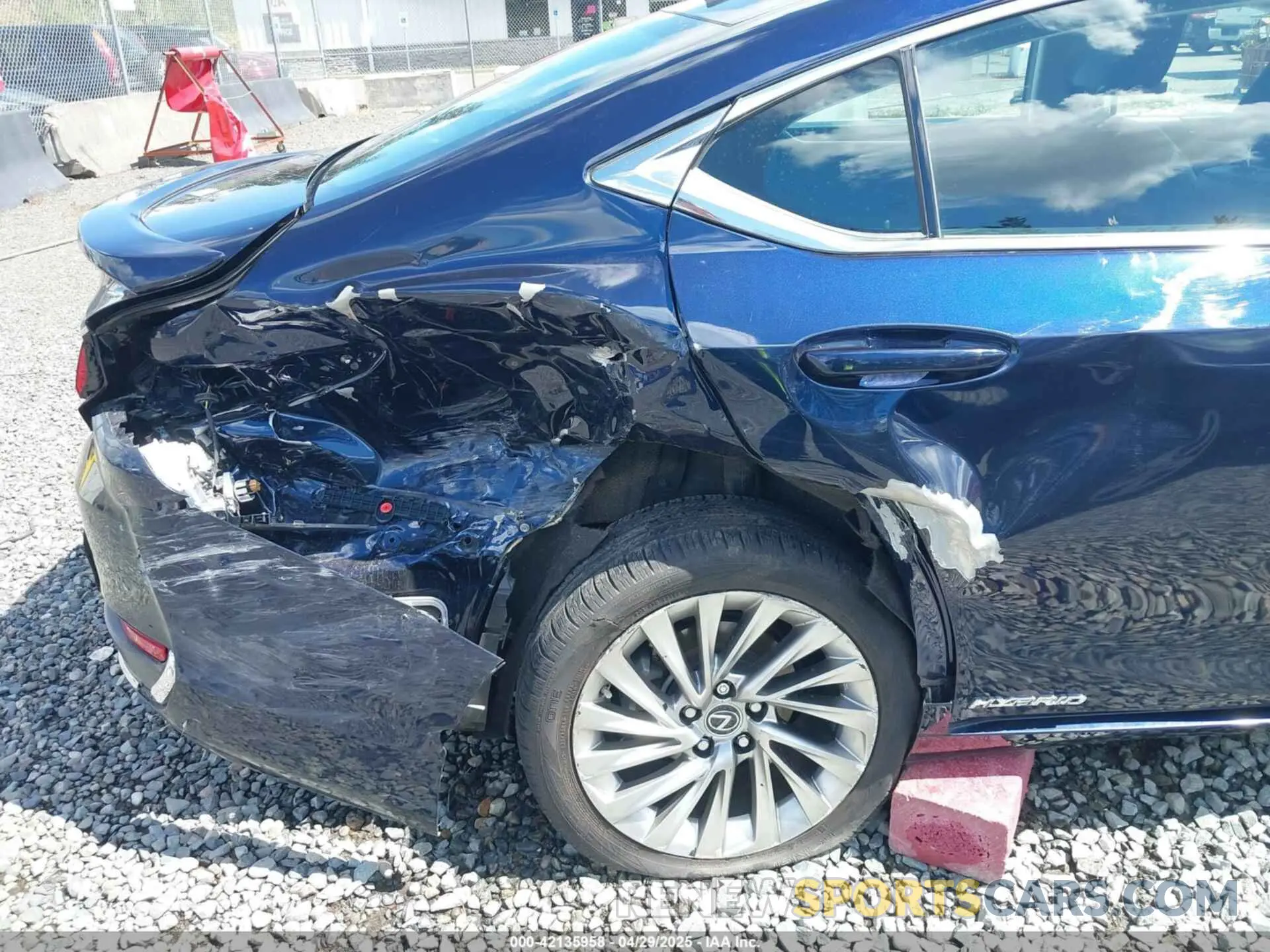 6 Photograph of a damaged car 58AE21B12LU011806 LEXUS ES 300H 2020