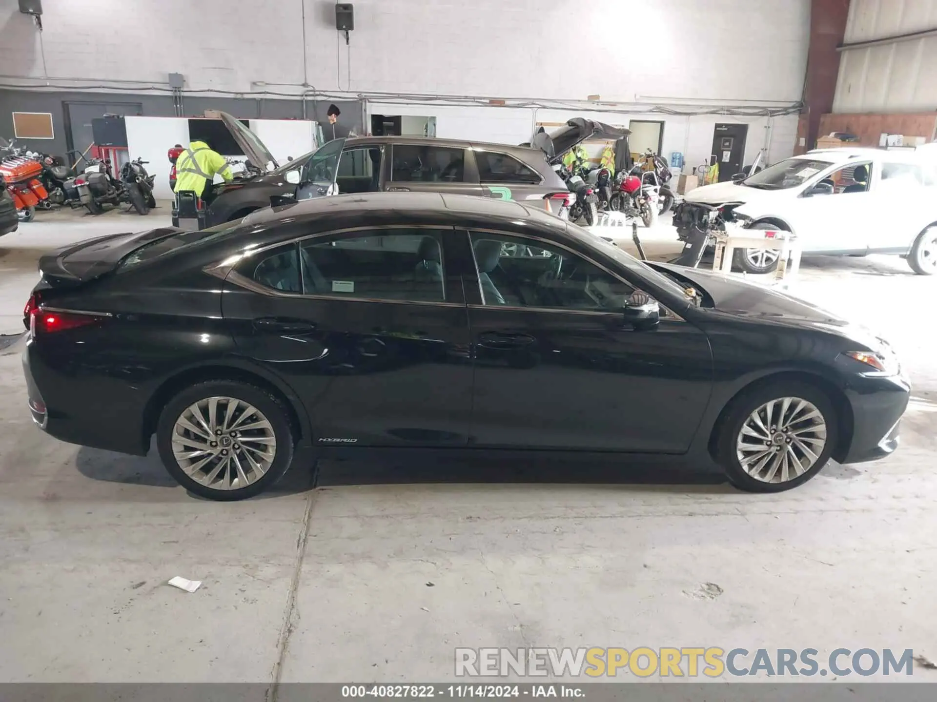 13 Photograph of a damaged car 58AE21B16LU005362 LEXUS ES 300H 2020