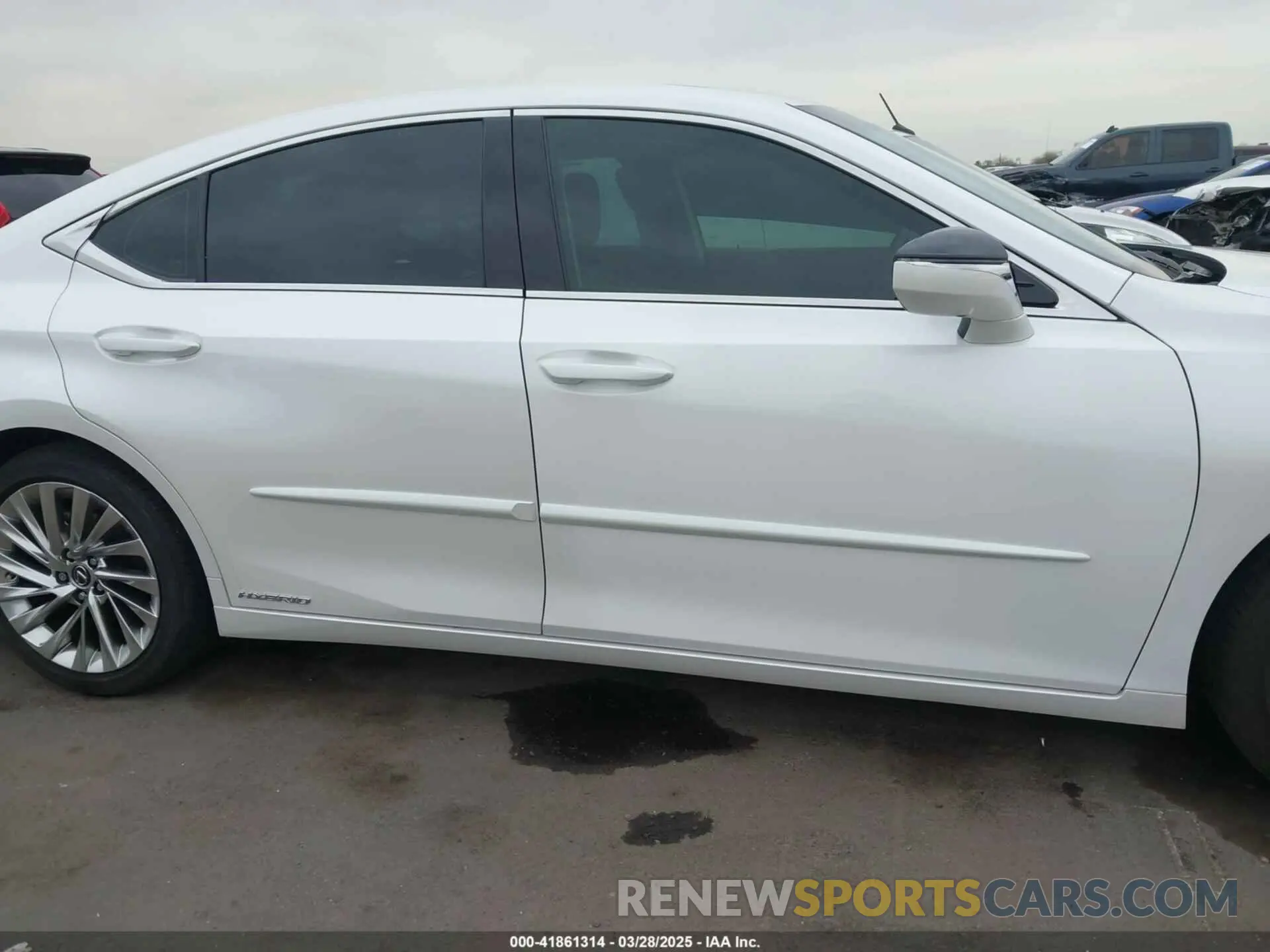 14 Photograph of a damaged car 58AF21B1XLU006244 LEXUS ES 300H 2020