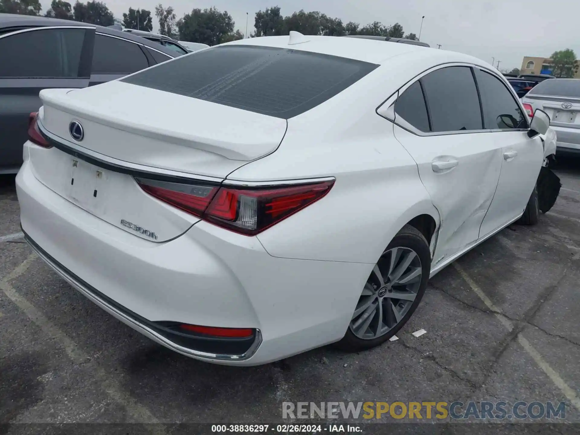 4 Photograph of a damaged car 58ACA1C10MU010499 LEXUS ES 300H 2021