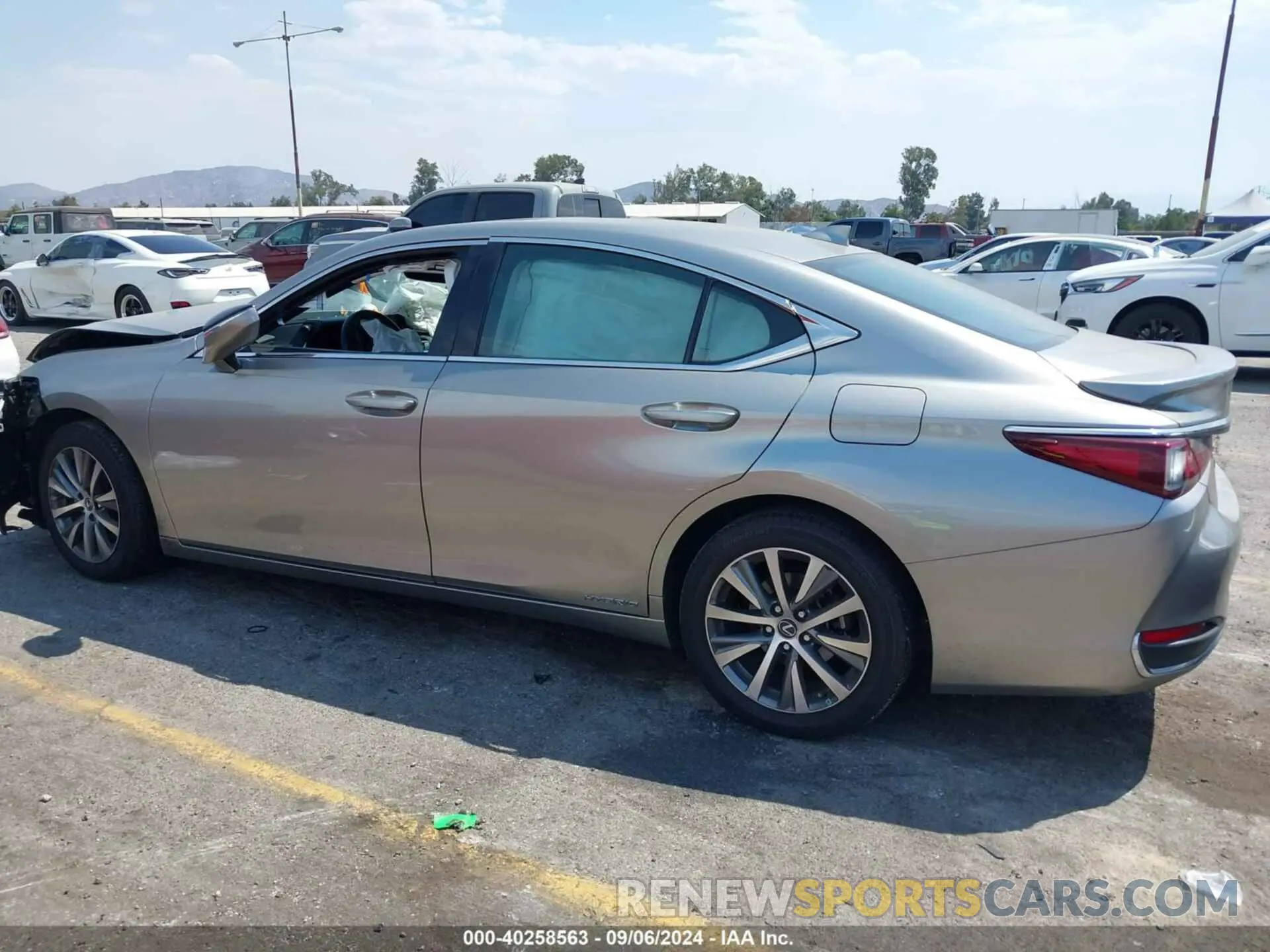 14 Photograph of a damaged car 58ACA1C11MU001956 LEXUS ES 300H 2021