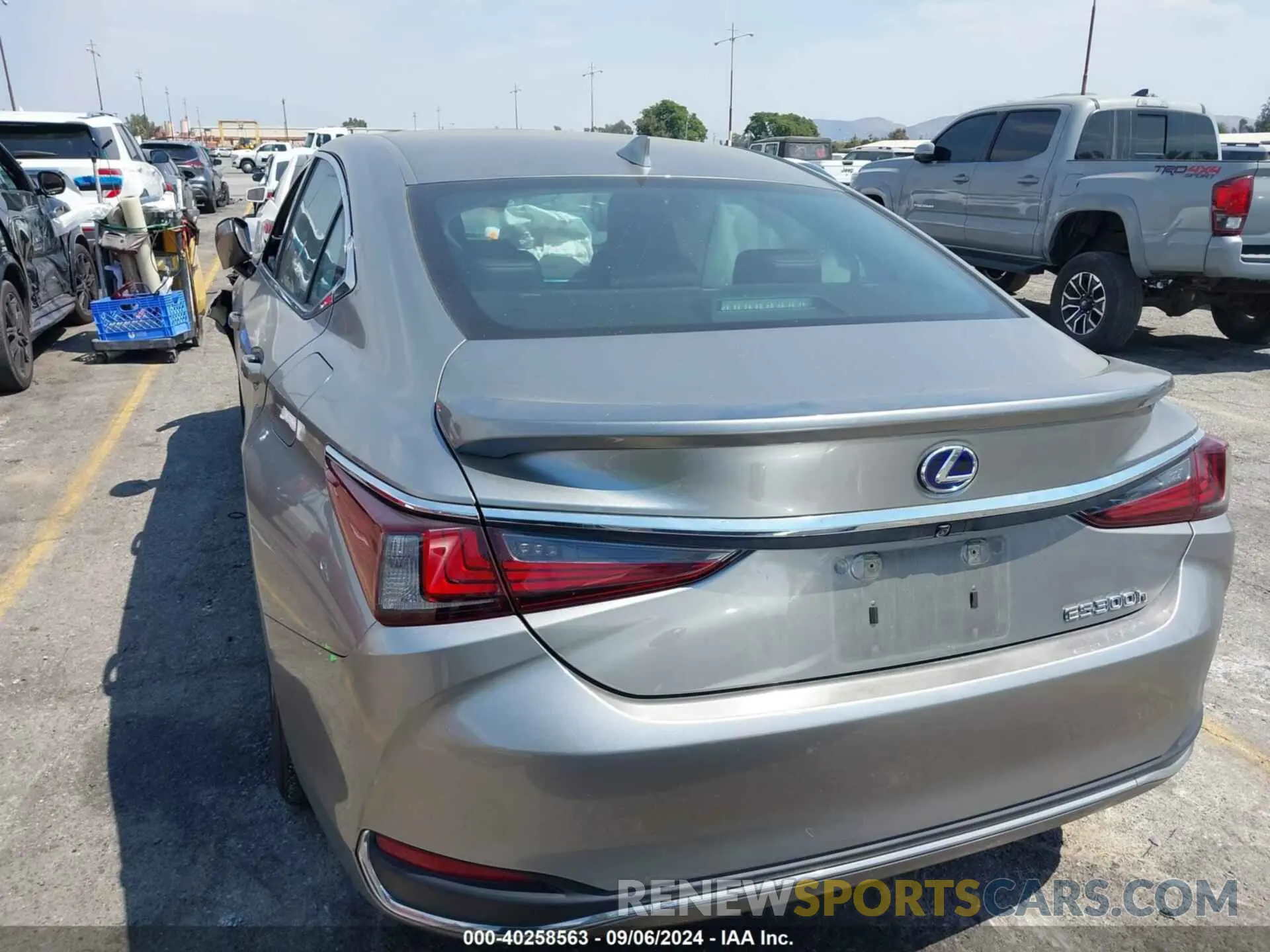16 Photograph of a damaged car 58ACA1C11MU001956 LEXUS ES 300H 2021