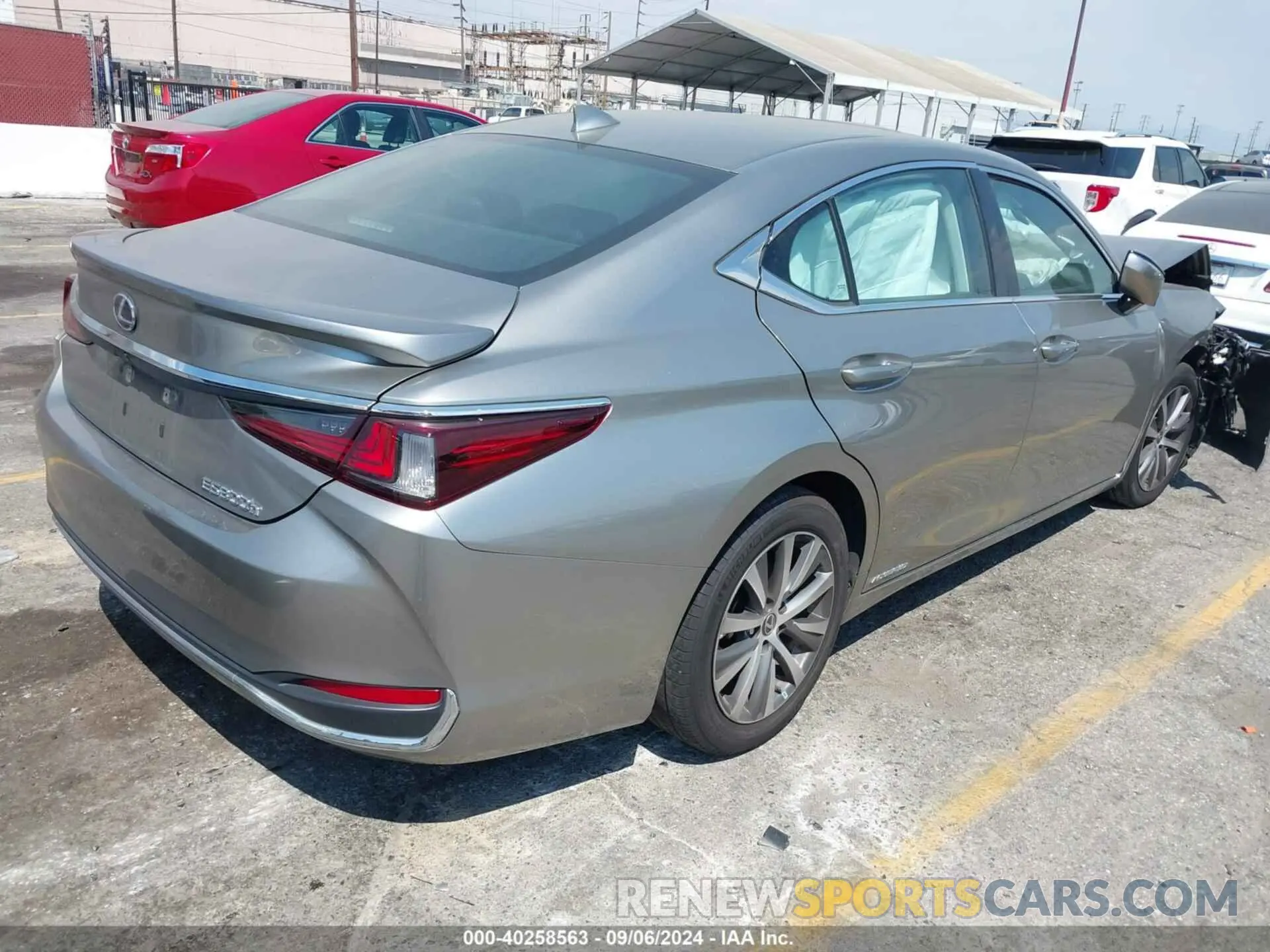 4 Photograph of a damaged car 58ACA1C11MU001956 LEXUS ES 300H 2021