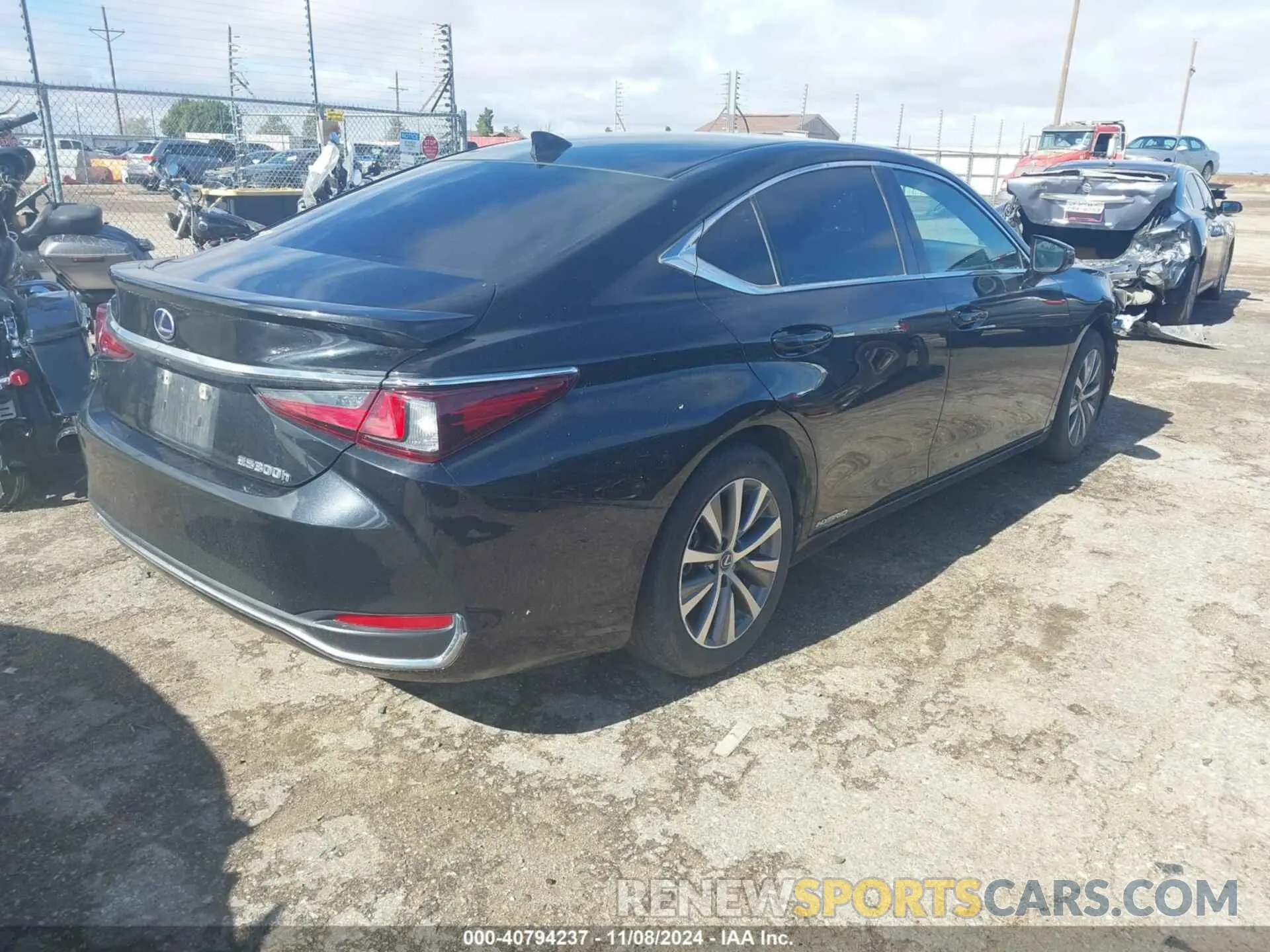 4 Photograph of a damaged car 58ACA1C1XMU005083 LEXUS ES 300H 2021