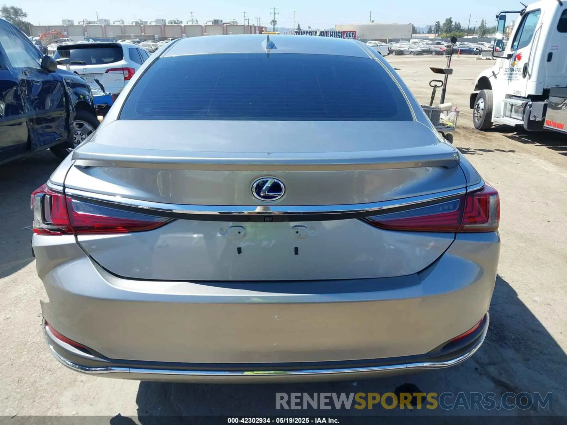 16 Photograph of a damaged car 58ACA1C1XMU007576 LEXUS ES 300H 2021