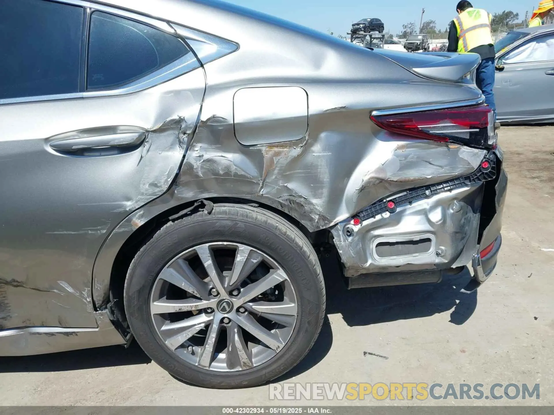 18 Photograph of a damaged car 58ACA1C1XMU007576 LEXUS ES 300H 2021