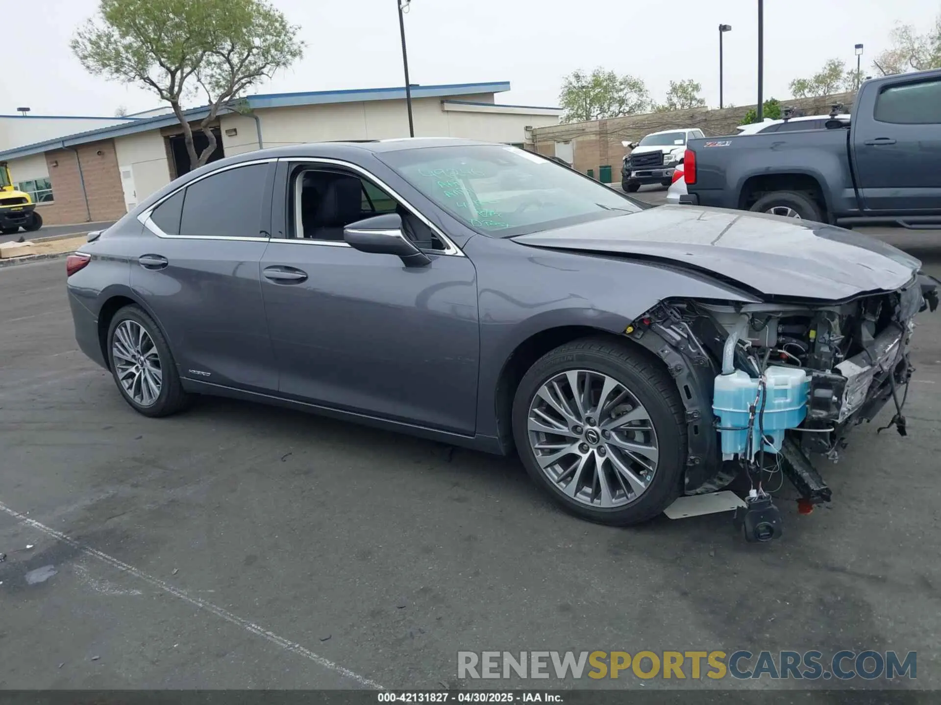 14 Photograph of a damaged car 58ADA1C12MU004997 LEXUS ES 300H 2021