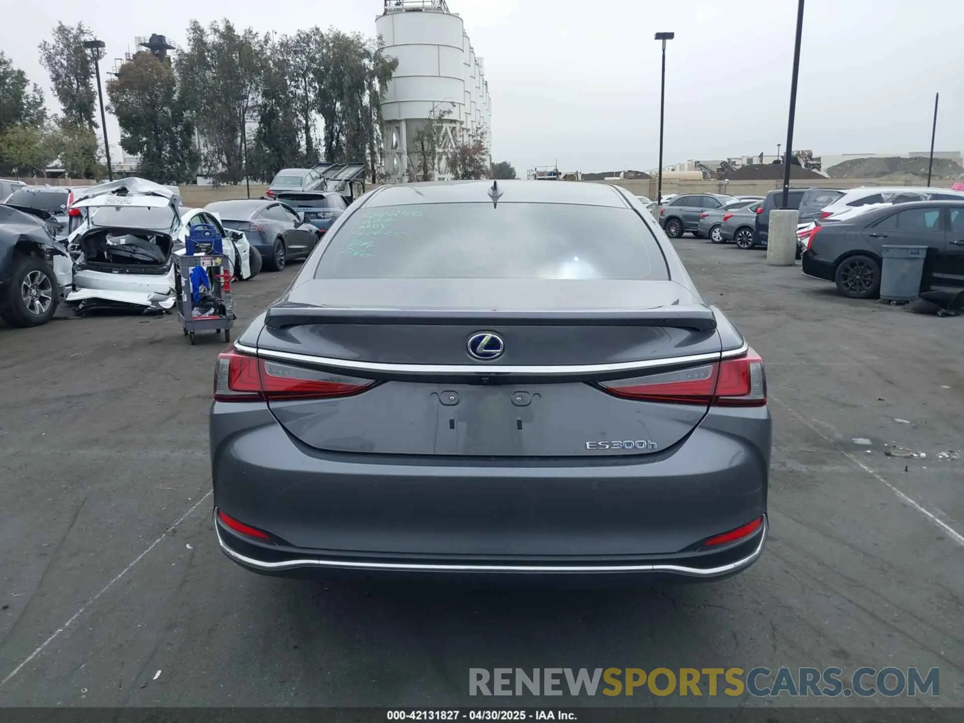 17 Photograph of a damaged car 58ADA1C12MU004997 LEXUS ES 300H 2021