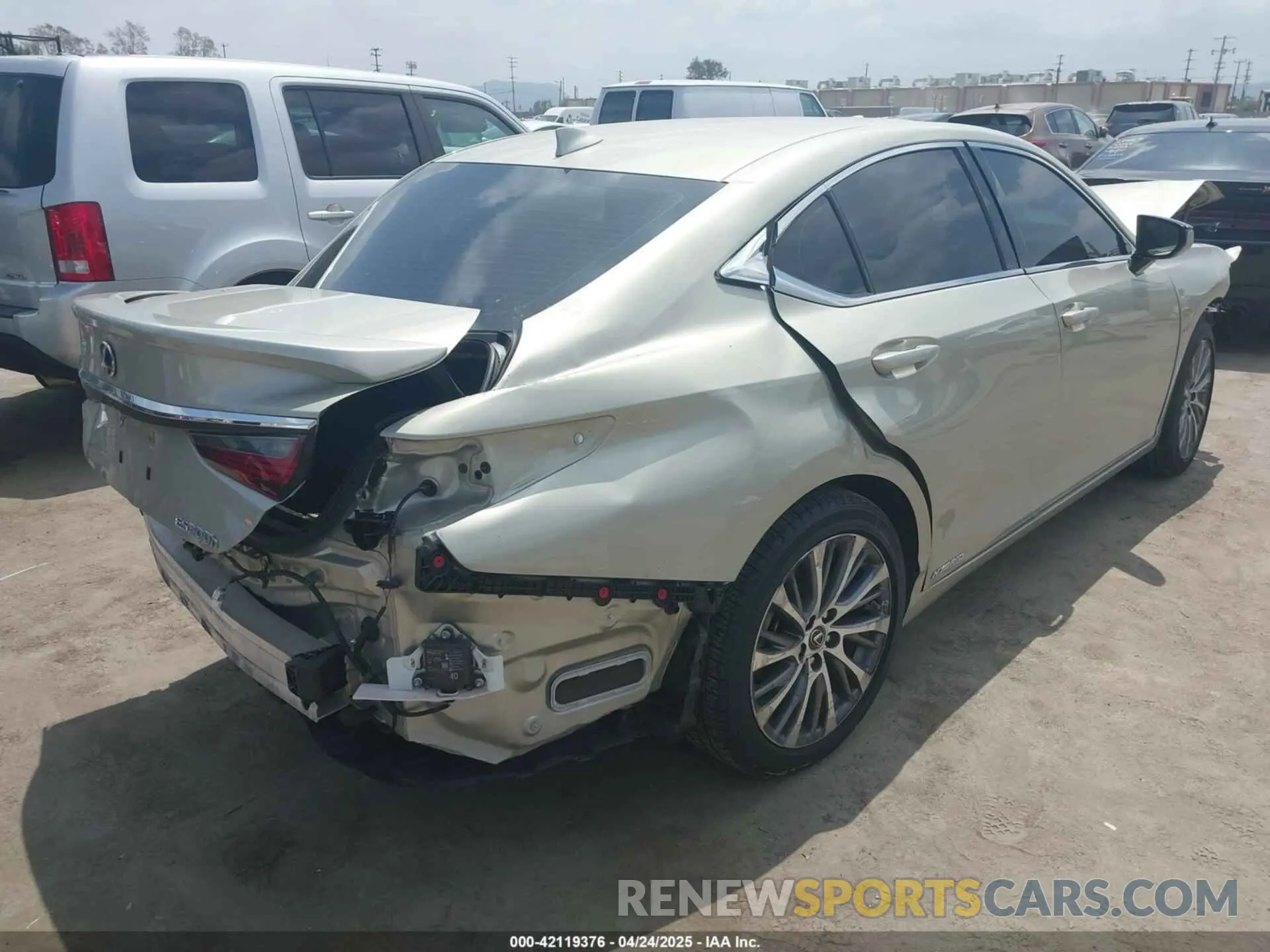 4 Photograph of a damaged car 58ADA1C13MU006581 LEXUS ES 300H 2021