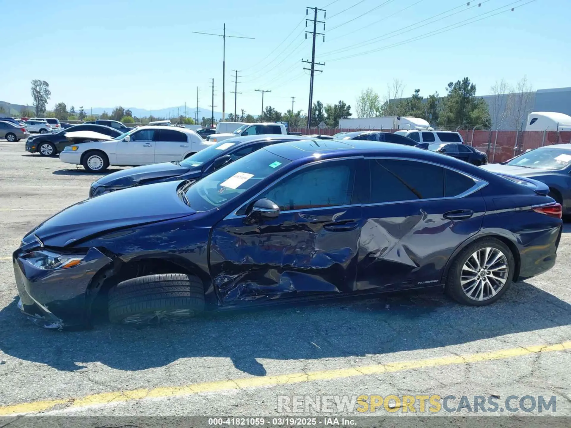 17 Photograph of a damaged car 58ADA1C16MU008101 LEXUS ES 300H 2021
