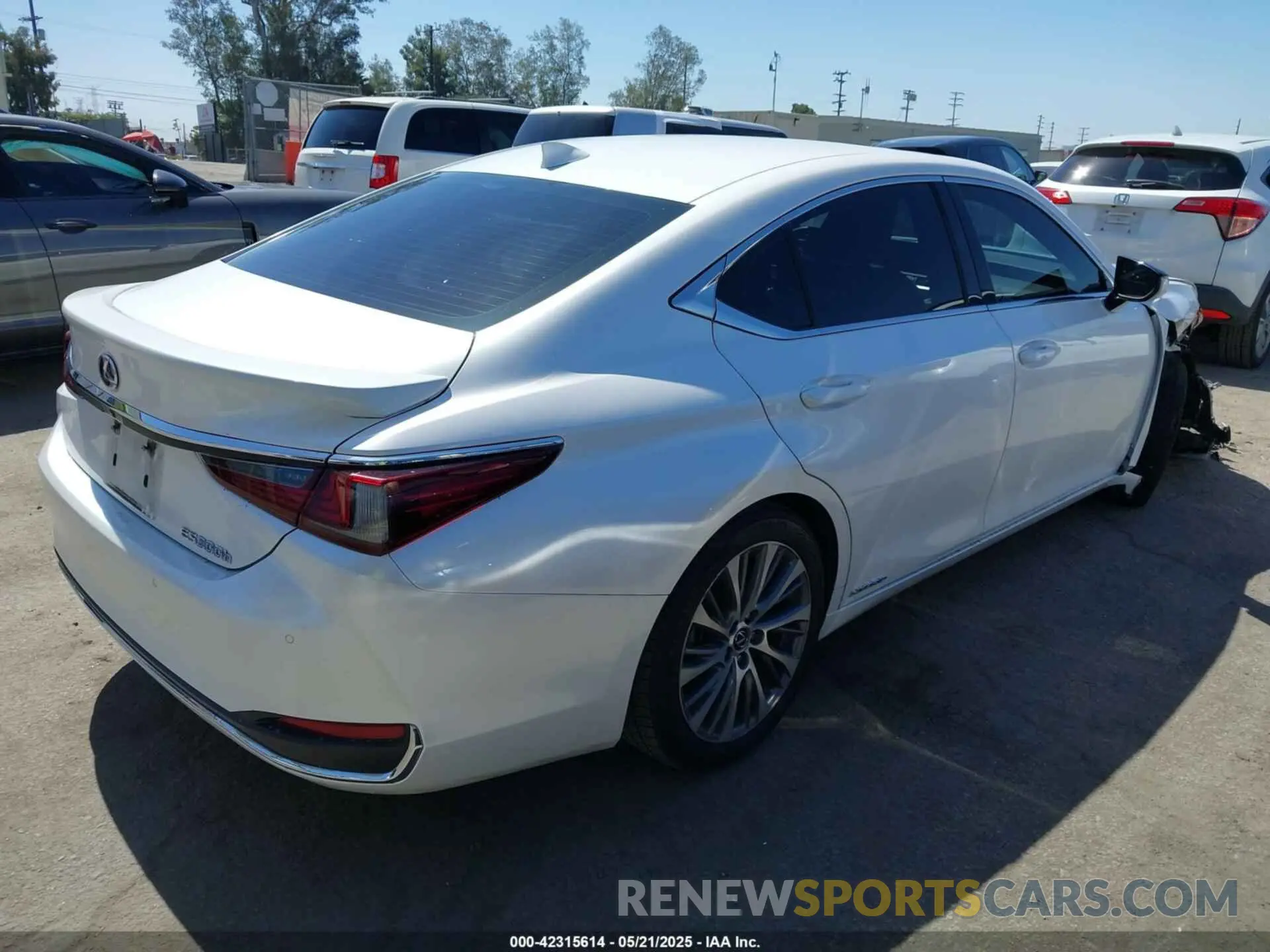 4 Photograph of a damaged car 58ADA1C1XMU003788 LEXUS ES 300H 2021