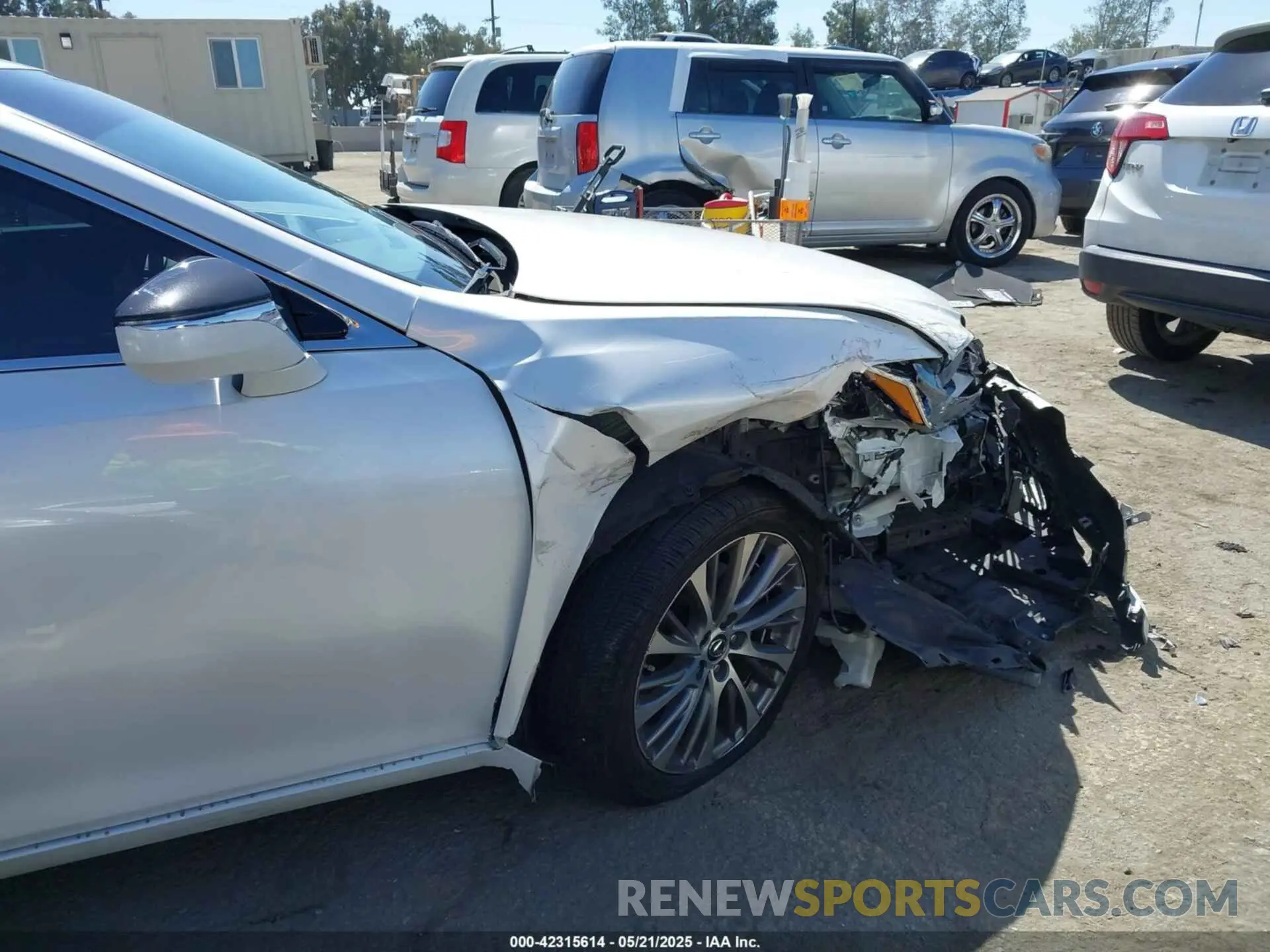 6 Photograph of a damaged car 58ADA1C1XMU003788 LEXUS ES 300H 2021