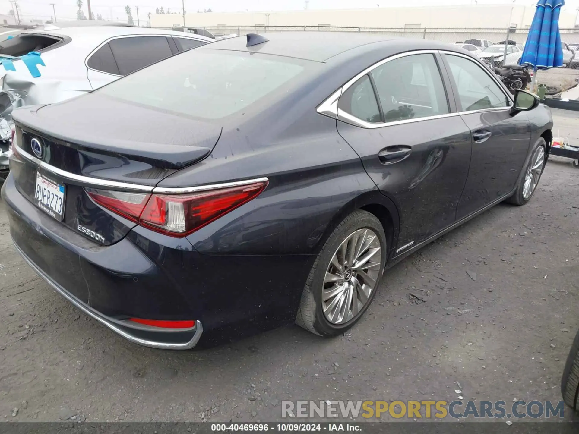 4 Photograph of a damaged car 58AEA1C10MU002069 LEXUS ES 300H 2021