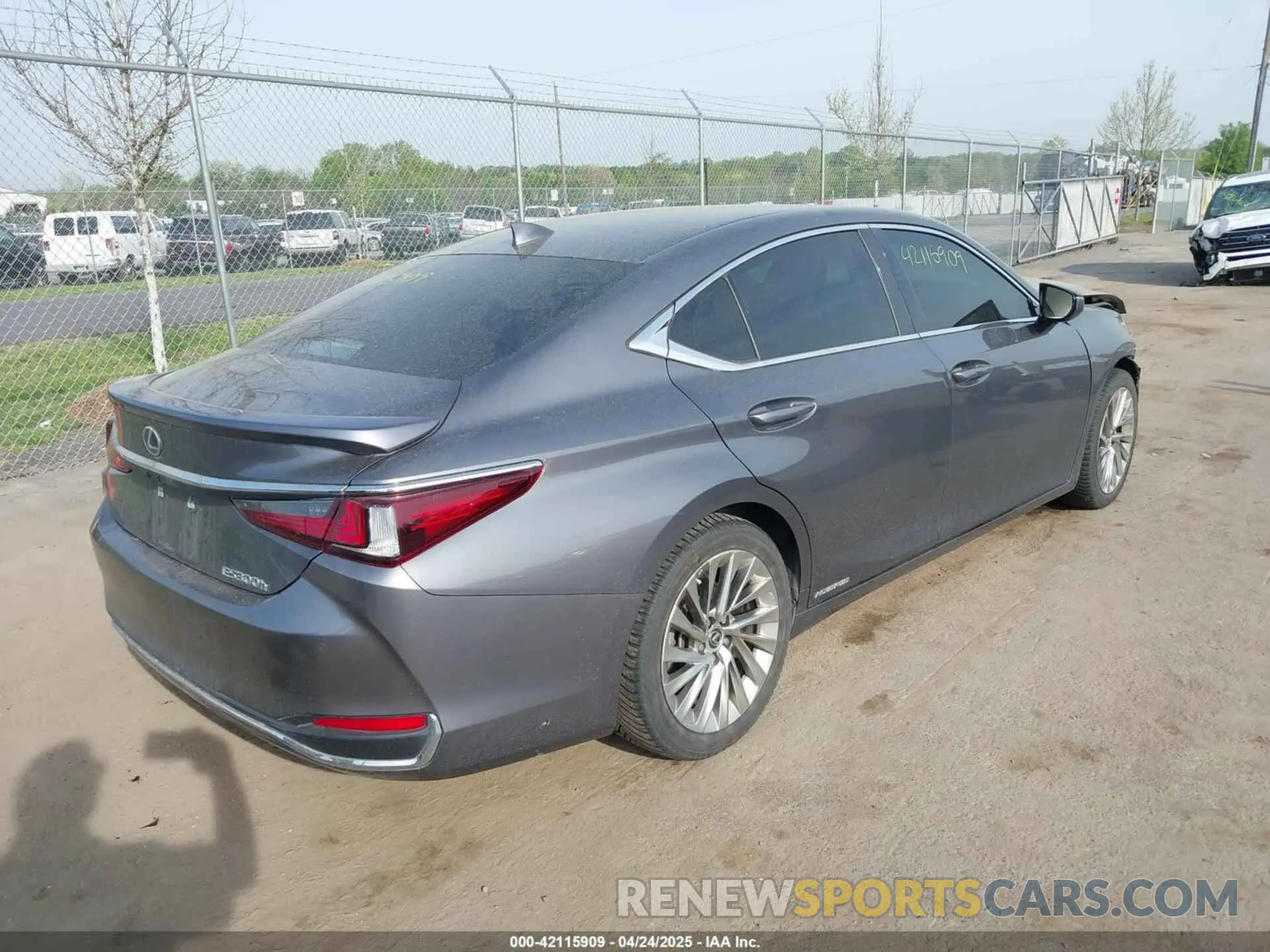 4 Photograph of a damaged car 58AEA1C13MU005774 LEXUS ES 300H 2021